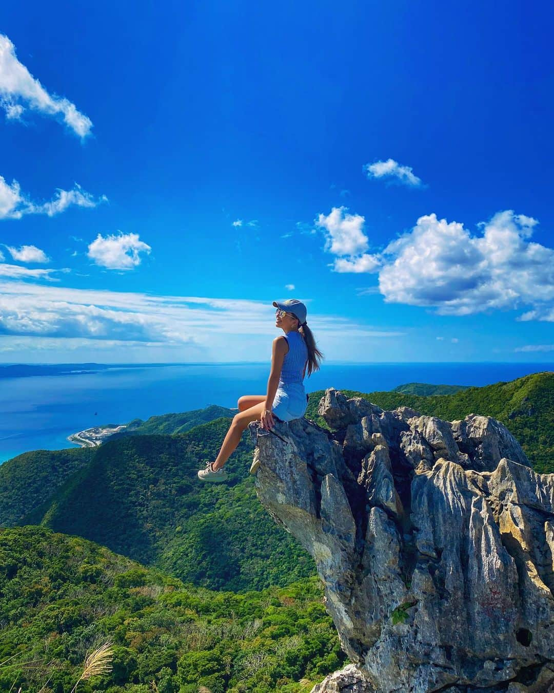 ちゃんもりさんのインスタグラム写真 - (ちゃんもりInstagram)「嘉津宇岳山頂⛰☀️💙💚 なかなか険しい道のりだけど30分で登れて景色も空気も最高すぎた🥺💕 天気にも恵まれて幸せ☀️❤︎ . . . #沖縄#本当北部#名護#山頂#山登り#嘉津宇岳#山ガール#登山#アクティブ#アクティブ女子#絶景スポット#日本の絶景#沖縄観光#沖縄移住#沖縄旅行#観光スポット#映えスポット#okinawa#mountain#okinawajapan#okinawalife#okinawatrip#mountainview#japanesegirl#genic_mag#genic_okinawa#genic_japan#japantravel」10月28日 19時36分 - xx817.a