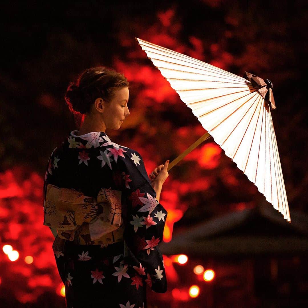 八芳園さんのインスタグラム写真 - (八芳園Instagram)「赤く燃える、八芳園の夜。 TOKYO RED GARDEN 2020 11/1 sun Start🍁 . 今週末から開始する、 庭園のライトアップ。 . 反射した赤が水面に溶け込み、 幻想的な和の空間が広がります。 . 日常を忘れて、 夢のなかにいるような時間。 . 一度しかない今年の秋。 . 都心にありながらも自然あふれる 港区白金台八芳園 . TOKYO RED GARDENにて、 特別なひとときをお過ごしください。 . . ————————————— ライトアップ期間 11月1日(日)〜12月15日(火) 17:00〜21:00 庭園入場料無料  ————————————— . . #tokyoredgarden  #八芳園 #結婚式場 . #日本庭園 #自然 #紅葉 #紅葉ライトアップ #秋　#和服  #港区 . #東京観光  #東京カメラ部  #ポートレート撮影  #ポートレート  #写真好きな人と繋がりたい  #カメラ好きな人と繋がりたい  #ポートレート好きな人と繋がりたい  #その瞬間に物語を  . #和装結婚式 #花嫁さんと繋がりたい  #プレ花嫁 #式場探し #プレ花嫁さんと繋がりたい . #japan #japanesegarden #happoen  #tokyotrip #forbestravelguide #tokyotodo  #tokyotokyo」10月28日 19時38分 - happoen