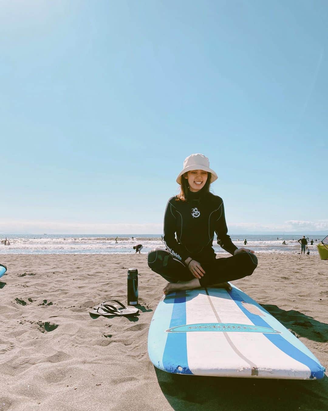 丸山リサのインスタグラム：「初サーフィンやっと行けた🏄‍♀️﻿ 楽しかったー♡  photo by @liveinsimple  ﻿ ﻿ #surfing #surf #beach #初心者　#腕の筋トレしなきゃね😂」