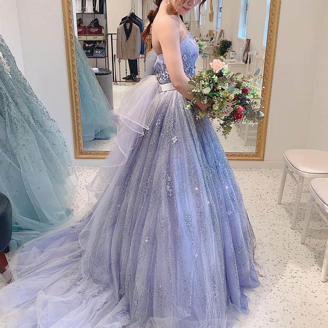 のインスタグラム：「~ #グリッタードレス が人気の理由🎀 動画あり🎥~  結婚式の準備で一番楽しい！と 花嫁さまが仰ることも多いドレス選び👗 運命の1着を見つけたいですよね。  本日はbb花嫁さまの試着レポから、 人気のグリッタードレスをリグラムしてご紹介！  ラメがたくさん散りばめられたドレスは なんといっても動いた時にキラキラと輝いて 花嫁様をより美しくさせます✨  当日により近いイメージをするには、 ドレス試着のときに動画を撮っておくと ゲスト目線でも見ることができるのでおすすめです👍  ＊Special Thanks＊  1-4枚目　@htoh_0912wd さま 5-6枚目　@mideripy1024 さま 7-8枚目  @kummy_wedding1121 さま  ＝＝＝＝＝＝＝＝＝＝＝＝＝＝＝＝＝＝＝＝＝＝  \ウェディングフォト募集中❤️/ @bestbridal.jp をフォローして、 お写真の投稿をお待ちしております！ . 当アカウントでリグラムOKなベストブライダルの卒花嫁orプレ花嫁の皆様は、#ベストブライダル花嫁 もしくは #BB花嫁 のハッシュタグをつけて投稿をお願いします💕  ※BB花嫁に投稿があったお写真をリグラムする際は、 個別にご連絡は行っておりません。予めご了承ください✴︎  \ブライダルフェアの予約について💐/ アカウントプロフィールのURL先、 各会場のHPもしくはDMよりご予約を承っております。 どんな式場が自分に合うかわからない、結婚式をするか迷っている...など些細なご質問でもお気軽にDMにてご相談くださいね。  \💗たくさんの、LOVEを届けよう/ 私たちのブランドスローガンは #たくさんのLOVEを届けよう 💕  お客様との出会いは一生における 祝福の瞬間を祝う始まりです。  私たちはお客様とおふたりの人生を、 祝福し続ける存在でありたいと考えています🕊  ベストブライダルは、世の中で1番、 たくさんのLOVEが届く瞬間をお祝いする企業を目指します♡」