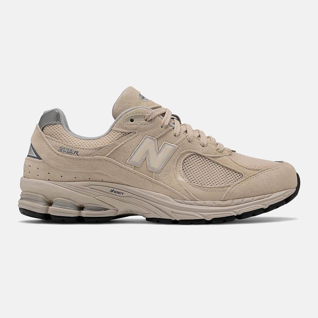 HYPEBEASTさんのインスタグラム写真 - (HYPEBEASTInstagram)「@hypebeastkicks: After a slew of collaborations, @newbalance has readied its popular 2002R silhouette in six new colorways. Equipped with a combination of suede, mesh, 3M detailing and signature house branding, the range includes classics such as “Marblehead with Light Aluminium,” as well as new additions like the “Petro with Exuberant Pink.” Swipe to check out the lineup. They’re all available now at New Balance’s website for $139.99 USD a pair.⁠⠀ Photo: New Balance」10月28日 19時41分 - hypebeast