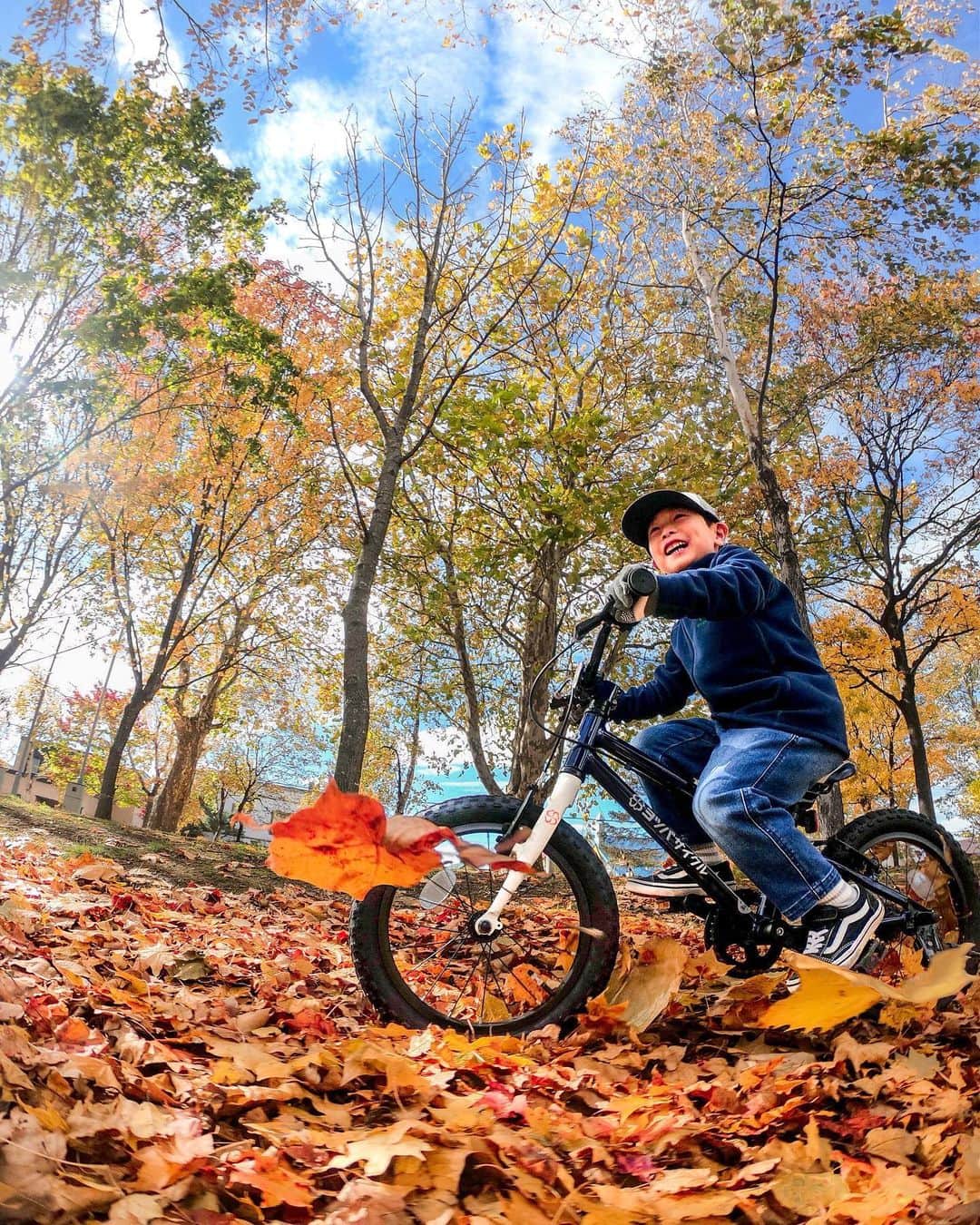 GoProさんのインスタグラム写真 - (GoProInstagram)「あたり一面に広がる落ち葉の絨毯の上で紅葉サイクリング 🚲🍂 📷 @takaloao  #GoPro #GoProJP #GoProのある生活 #家族 #紅葉 #秋 #サイクリング #自転車」10月28日 19時41分 - goprojp