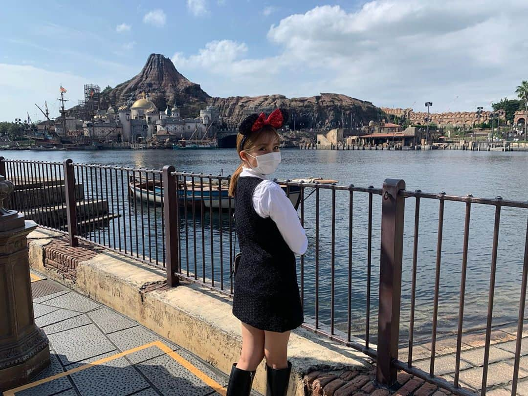 山尾梨奈さんのインスタグラム写真 - (山尾梨奈Instagram)「〻 今はランドの方が話題みたいですが 私はどうしてもソアリンに乗りたくて 絶対シーに行きたかったのです！ 最後の2枚はソアリンに乗れる喜びが 溢れ出てしまいました🏛🛫 ソアリン感動。みんな拍手してた。. . よし、次はランド！！！. . . #tokyo #tds #tokyodisneysea #東京ディズニーシー #ディズニーシー #tdr #tokyodisneyresort #東京ディズニーリゾート #ディズニーコーデ #ディズニーカチューシャ #ソアリン #ソアリンファンタスティックフライト @tokyodisneyresort_official」10月28日 19時51分 - yamarina_1210