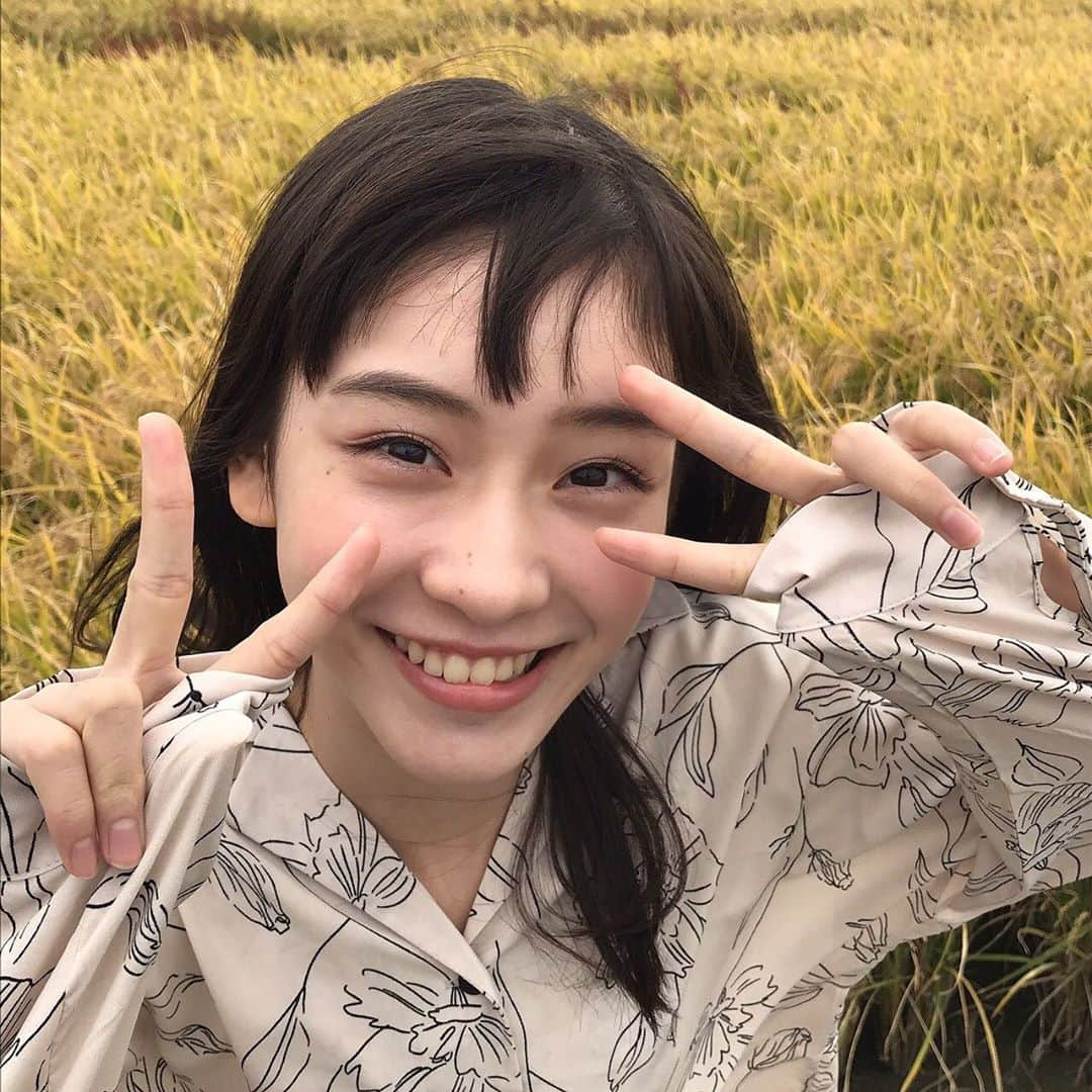 太田雫さんのインスタグラム写真 - (太田雫Instagram)「田んぼ~~稲~🌾 ・ ・ この写真を撮った時は、冷たい風が吹いていて、とっても寒かったです…笑 ・ #ニコラ#太田雫 #風#寒い#田んぼ#稲#最近は朝が辛い #前髪荒れ注意報」10月28日 19時44分 - _shizukuota