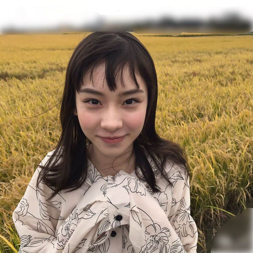 太田雫さんのインスタグラム写真 - (太田雫Instagram)「田んぼ~~稲~🌾 ・ ・ この写真を撮った時は、冷たい風が吹いていて、とっても寒かったです…笑 ・ #ニコラ#太田雫 #風#寒い#田んぼ#稲#最近は朝が辛い #前髪荒れ注意報」10月28日 19時44分 - _shizukuota