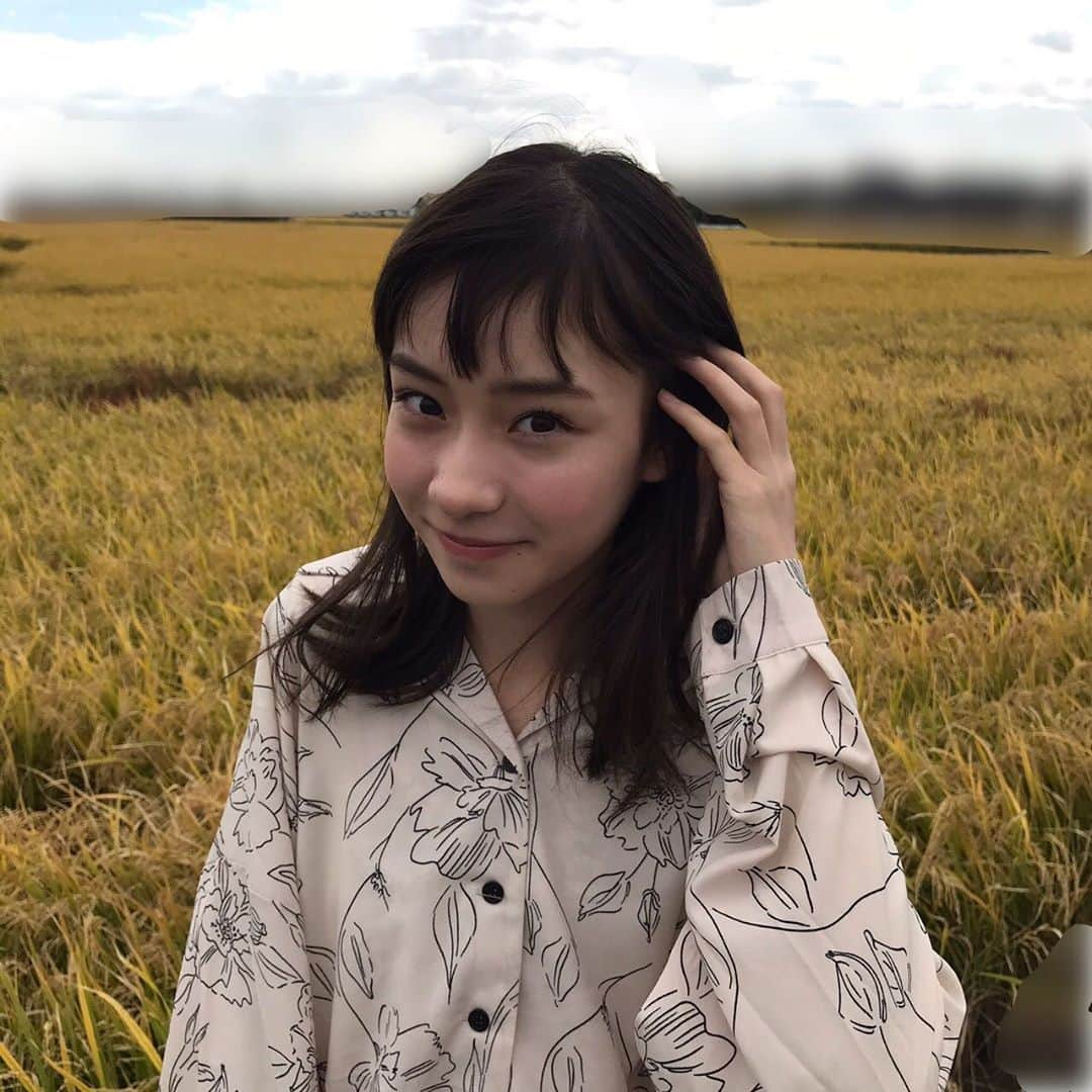 太田雫さんのインスタグラム写真 - (太田雫Instagram)「田んぼ~~稲~🌾 ・ ・ この写真を撮った時は、冷たい風が吹いていて、とっても寒かったです…笑 ・ #ニコラ#太田雫 #風#寒い#田んぼ#稲#最近は朝が辛い #前髪荒れ注意報」10月28日 19時44分 - _shizukuota