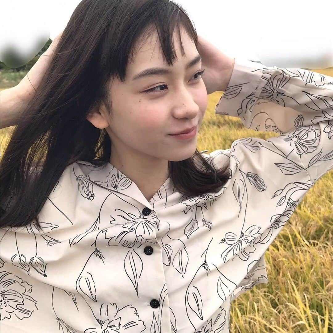 太田雫さんのインスタグラム写真 - (太田雫Instagram)「田んぼ~~稲~🌾 ・ ・ この写真を撮った時は、冷たい風が吹いていて、とっても寒かったです…笑 ・ #ニコラ#太田雫 #風#寒い#田んぼ#稲#最近は朝が辛い #前髪荒れ注意報」10月28日 19時44分 - _shizukuota