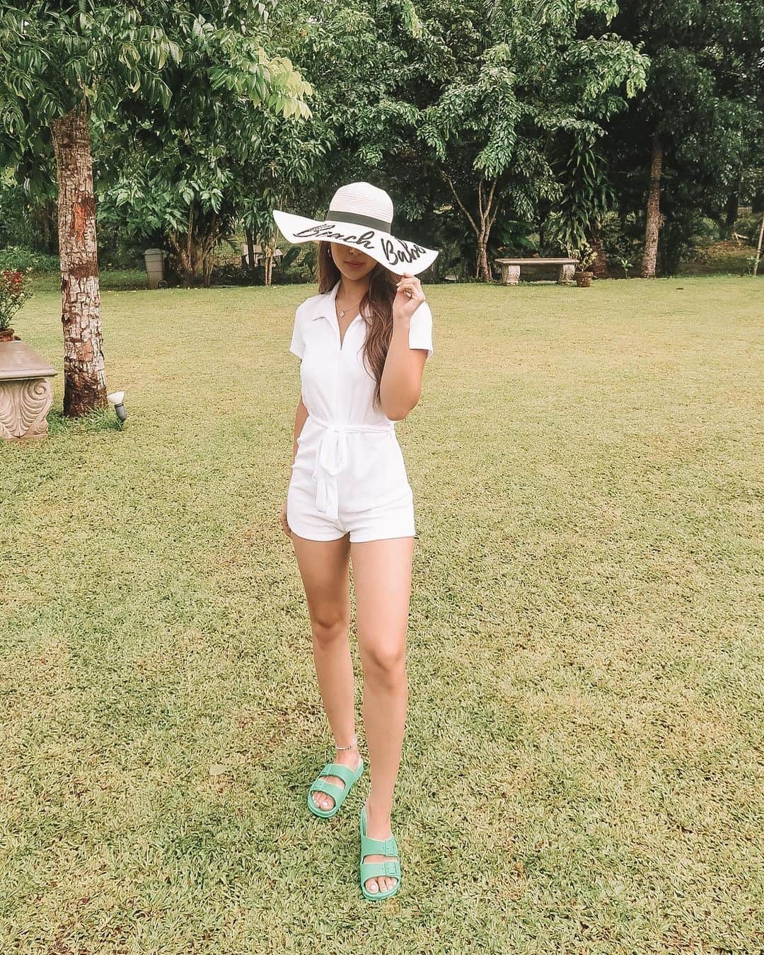 ジュリア バレットのインスタグラム：「nature calling 🌱 beach hat from @cabannaliving and wearing my new pair of @cacatoesph!!」