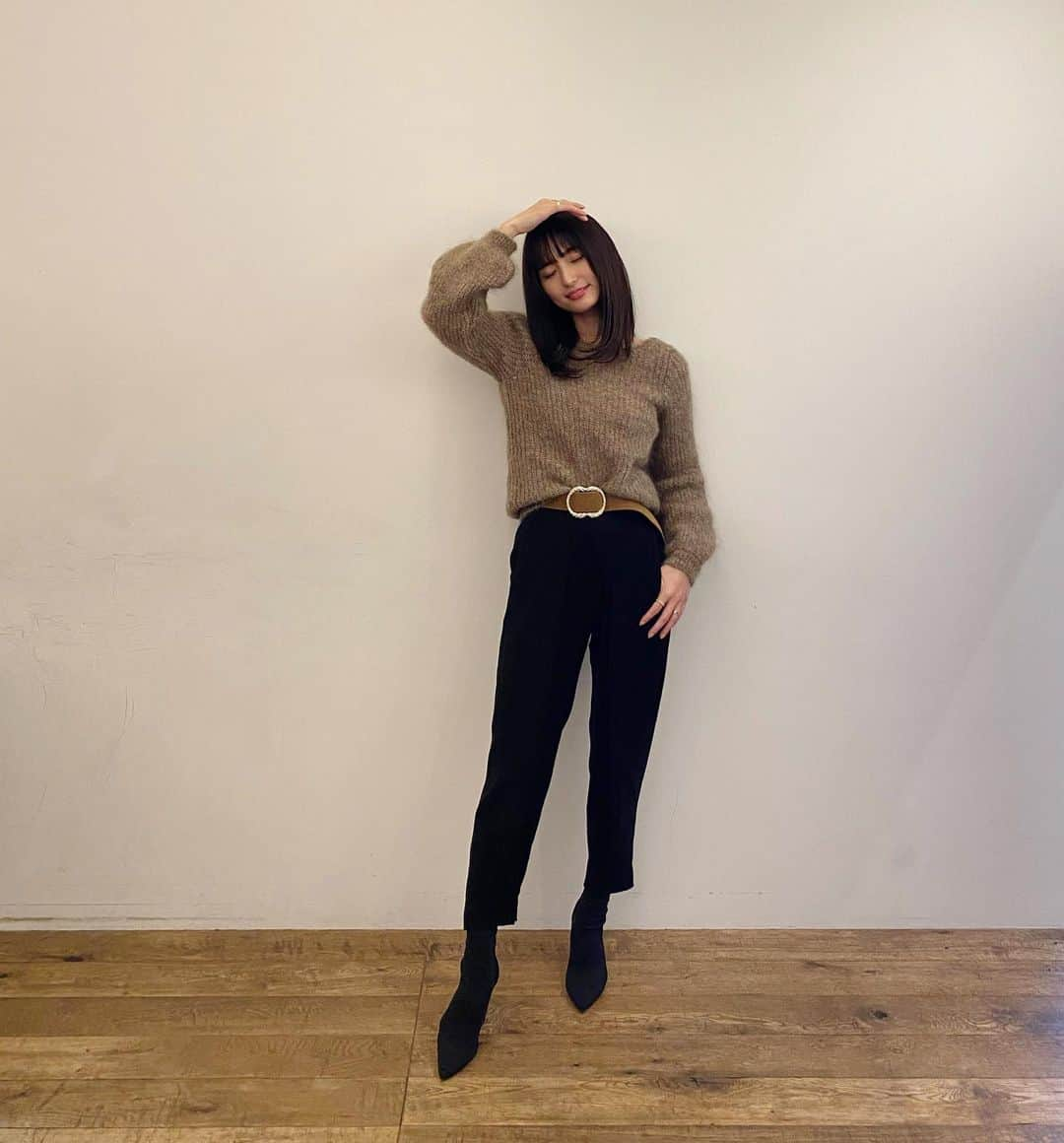 山賀琴子さんのインスタグラム写真 - (山賀琴子Instagram)「outfit🤎🖤  tops & belt... @sezane  bottoms... @the_virgnia  shoes... @tonybianco   昨日のパンツを着回し🤍」10月28日 19時46分 - kotokoyamaga