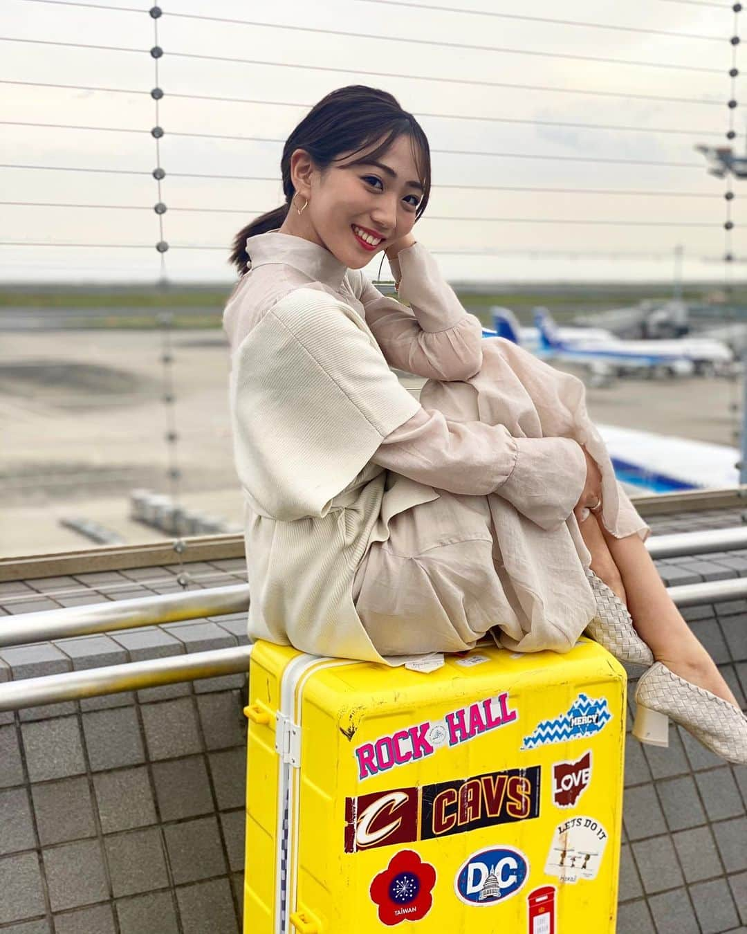 小川奏さんのインスタグラム写真 - (小川奏Instagram)「私の旅の相棒を紹介！ “傷だらけのスーツケース”﻿ ﻿ 凹んで傷がついているので買い換えた方がいいとよく言われます😂﻿ でも、私はこの子がいいんです✊🏻﻿ ﻿ 高校1年の時、初めて親元を離れてアメリカケンタッキー州に留学する時に購入したんです！﻿ 間違われないように目立つビタミンカラーの黄色🐣﻿ ﻿ 初日に傷つけられてショックを受けたり﻿ 荷物が多くて”very heavy😩”って言われたり﻿ 超過料金を取られたり…😅﻿ 御手洗い場に忘れてしまったり…﻿ 私が座っても耐えてくれたこの子💕﻿ ﻿ 小川奏を支えてくれる大事な相棒💕﻿ ﻿ また新しい思い出作りたい！留学経験は楽しいことばかりではない。言語や文化の差異で戸惑うことも…それもプラスに経験だと楽しむことが大切かなと思っています！﻿ ﻿ 旅先のステッカーを集めいています✊🏻﻿ 思い出のステッカーの仲間入り早くさせてあげたいな😊﻿ ﻿ スマ留様(@sma_ryu )からスマ留賞を頂けたら留学をプレゼントして頂けます！﻿ ﻿ 私は、コーヒーの本場オーストラリア🇦🇺のメルボルンへ行き大好きなコーヒーを学び、留学でまた新たな自分を見つけたいな💕﻿ ﻿  #スマ留 #スマ留賞 #留学 #ミス学習院コンテスト2020 #ミスコンファイナリスト #ミスコン #女子大生 #オーストラリア #オーストラリア留学 #海外旅行 #海外留学 #スーツケース #旅 #旅行好きな人と繋がりたい #snidel #snidelワンピース #かわいいもの好きな人と繋がりたい」10月28日 19時51分 - kana_missg2020