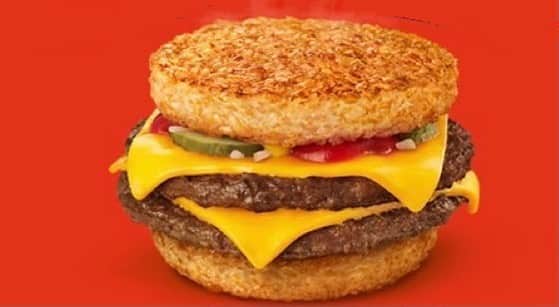 のインスタグラム：「今日から ごはんダブチ発売ね🍔  姐さんはありがたい❗️  @mcdonaldsjapan  #ごはんダブチ#natsukirock #夏木マリ　@mari_natsuki」