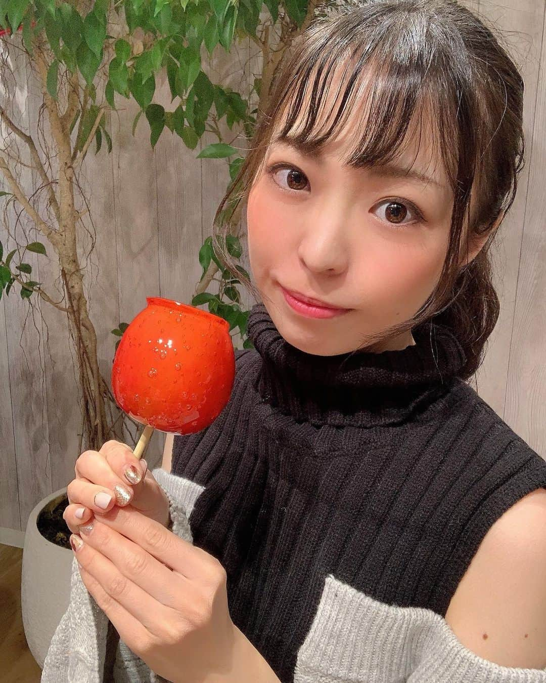 白井佑奈さんのインスタグラム写真 - (白井佑奈Instagram)「. . #candyapple  . . 👑りんご飴が映すぎるカフェ👑 . . ドラマ【恋はつづくよどこまでも】で上白石萌音ちゃんが食べてたりんご飴の専門店🍎🍏 . . お祭りのイメージあるりんご飴だけど、お店で食べるのもアリかも🤭💕 . お店も可愛いくて、THE映えカフェだったぁ🤤 . . ＊＊＊＊＊＊＊＊＊＊ candyapple @candy_apple_369  ＊＊＊＊＊＊＊＊＊＊ . プロフィールリンクはこちら👉 @yuna_smile0130  . . . #キャンディアップル #りんご #りんご飴 #りんご飴専門店 #上白石萌音 #恋つづ #こいつづ #代官山カフェ #代官山ランチ #代官山グルメ #恵比寿カフェ #恵比寿ランチ #恵比寿グルメ #ガールズプレス #カフェ好きな人と繋がりたい #カフェ巡り #カフェ女子 #カフェスタグラム #動画編集 #食べる動画 #グルメ動画 #candy #apple #fff #japanesegirl #sweets」10月28日 19時50分 - yuna_smile0130