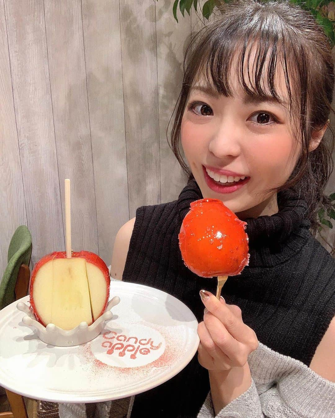 白井佑奈さんのインスタグラム写真 - (白井佑奈Instagram)「. . #candyapple  . . 👑りんご飴が映すぎるカフェ👑 . . ドラマ【恋はつづくよどこまでも】で上白石萌音ちゃんが食べてたりんご飴の専門店🍎🍏 . . お祭りのイメージあるりんご飴だけど、お店で食べるのもアリかも🤭💕 . お店も可愛いくて、THE映えカフェだったぁ🤤 . . ＊＊＊＊＊＊＊＊＊＊ candyapple @candy_apple_369  ＊＊＊＊＊＊＊＊＊＊ . プロフィールリンクはこちら👉 @yuna_smile0130  . . . #キャンディアップル #りんご #りんご飴 #りんご飴専門店 #上白石萌音 #恋つづ #こいつづ #代官山カフェ #代官山ランチ #代官山グルメ #恵比寿カフェ #恵比寿ランチ #恵比寿グルメ #ガールズプレス #カフェ好きな人と繋がりたい #カフェ巡り #カフェ女子 #カフェスタグラム #動画編集 #食べる動画 #グルメ動画 #candy #apple #fff #japanesegirl #sweets」10月28日 19時50分 - yuna_smile0130