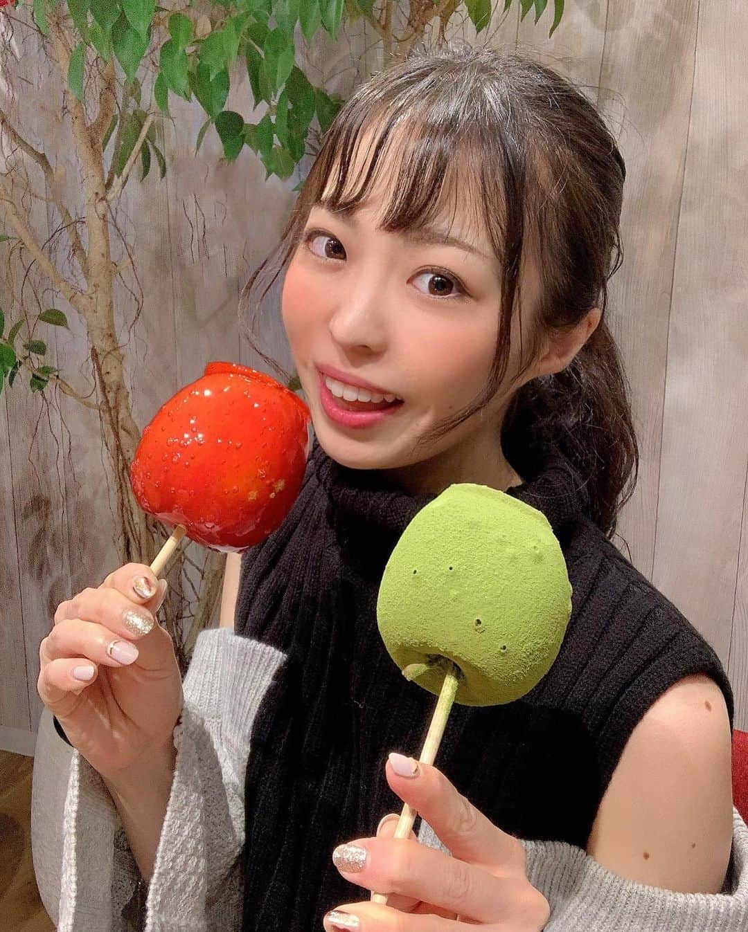 白井佑奈さんのインスタグラム写真 - (白井佑奈Instagram)「. . #candyapple  . . 👑りんご飴が映すぎるカフェ👑 . . ドラマ【恋はつづくよどこまでも】で上白石萌音ちゃんが食べてたりんご飴の専門店🍎🍏 . . お祭りのイメージあるりんご飴だけど、お店で食べるのもアリかも🤭💕 . お店も可愛いくて、THE映えカフェだったぁ🤤 . . ＊＊＊＊＊＊＊＊＊＊ candyapple @candy_apple_369  ＊＊＊＊＊＊＊＊＊＊ . プロフィールリンクはこちら👉 @yuna_smile0130  . . . #キャンディアップル #りんご #りんご飴 #りんご飴専門店 #上白石萌音 #恋つづ #こいつづ #代官山カフェ #代官山ランチ #代官山グルメ #恵比寿カフェ #恵比寿ランチ #恵比寿グルメ #ガールズプレス #カフェ好きな人と繋がりたい #カフェ巡り #カフェ女子 #カフェスタグラム #動画編集 #食べる動画 #グルメ動画 #candy #apple #fff #japanesegirl #sweets」10月28日 19時50分 - yuna_smile0130