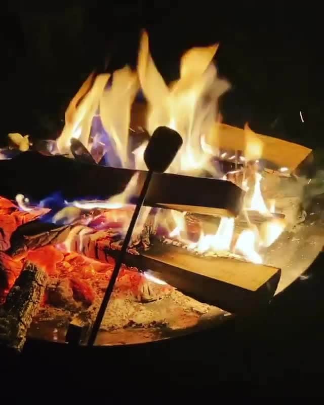 Coleman Japanのインスタグラム：「秋冬キャンプ🍂は焚き火を楽しもう。  📷：@iroha.mam さん 素敵な動画ありがとうございました☺️ ・ ━━━━━━━━━━━━━━━━━ #私のコールマン を付けて投稿して頂いた中から素敵なお写真は、コールマン公式SNSでご紹介させて頂きます♪ ━━━━━━━━━━━━━━━━━ ・ ・ ・ #灯そうColeman #灯そうコールマン #灯そう #Coleman #コールマン #Camp #キャンプ #Outdoor #アウトドア #焚き火 #秋冬キャンプ #ファイアーディスク #ファイアーディスクプラス」