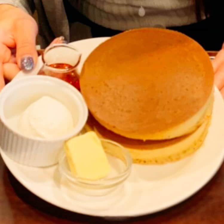 愛水せれ奈さんのインスタグラム写真 - (愛水せれ奈Instagram)「#ホットケーキ 🥞⁇ #パンケーキ 🥞 ⁇ さいっっっこうに美味しかったです✨😍✨ 食べ応えけっこうありました❣️ 是非一度ご賞味くださいませ🤗🌸 . . #珈琲館 #coffeekan #トラディショナルホットケーキ  #オリジナルホットケーキ  #珈琲館ホットケーキ」10月28日 19時53分 - airi.aaari.aimi