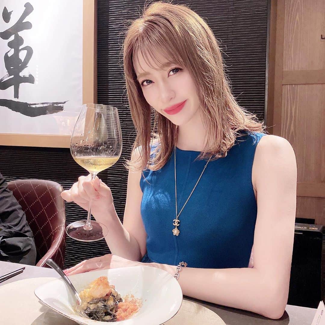 新部宏美さんのインスタグラム写真 - (新部宏美Instagram)「広尾にあるイノベイティブイタリアン🇮🇹 ソムリエさんがワインを選んでくれて食事とペアリングもできるし、お料理を楽しめるパフォーマンスがたくさんでとっても楽しいひと時が過ごせました🥳🍑🥕🍅」10月28日 19時55分 - piromin_1202