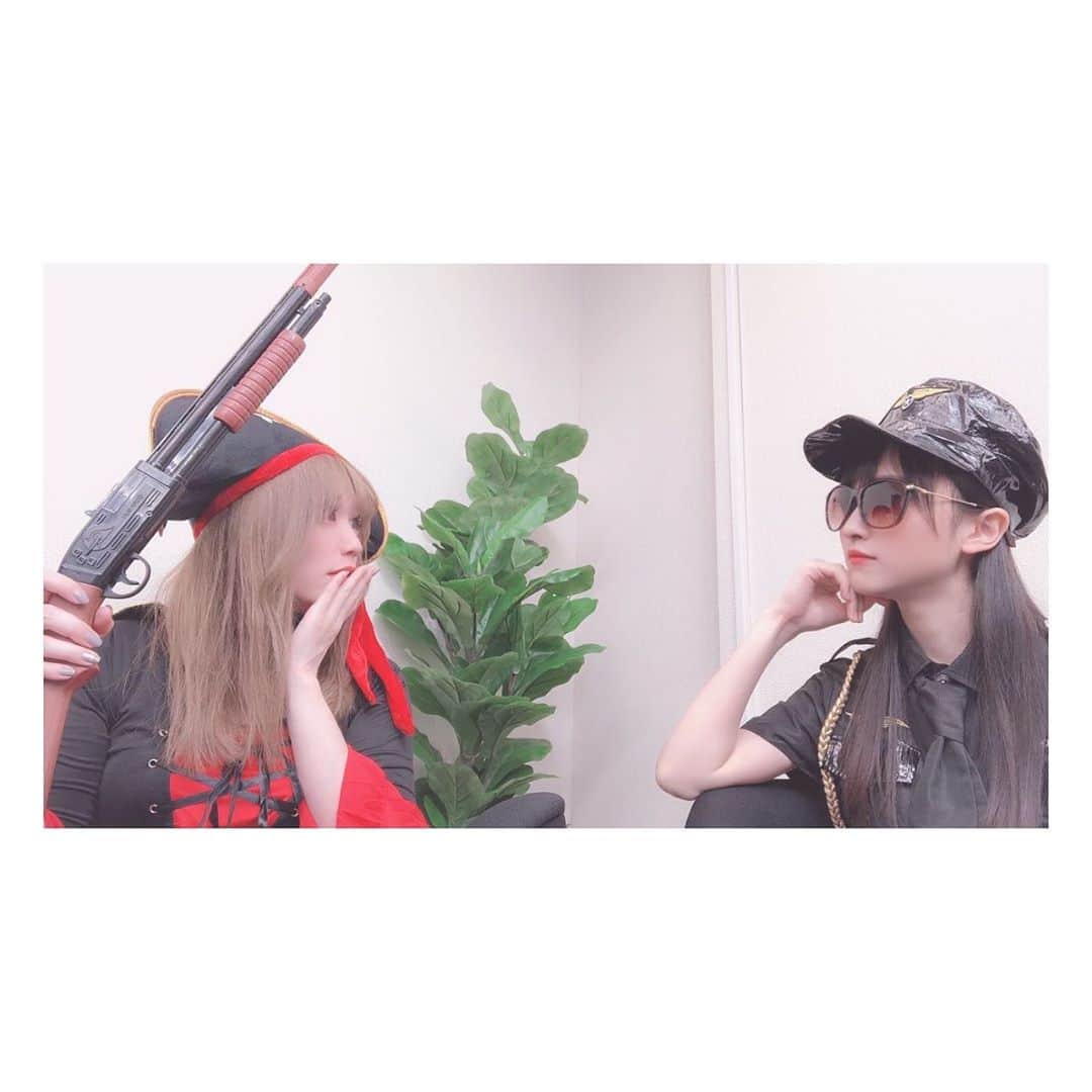 山崎エリイさんのインスタグラム写真 - (山崎エリイInstagram)「ㅤㅤㅤㅤㅤㅤㅤㅤㅤㅤㅤㅤㅤㅤㅤㅤㅤㅤㅤㅤㅤㅤㅤㅤㅤㅤ 今年のハロウィンはワイルド系...😈 ㅤㅤㅤㅤㅤㅤㅤㅤㅤㅤㅤㅤㅤㅤㅤㅤㅤㅤㅤㅤㅤㅤㅤㅤㅤㅤ 🏴‍☠️パイレーツVSポリス🚔 ㅤㅤㅤㅤㅤㅤㅤㅤㅤㅤㅤㅤㅤㅤㅤㅤㅤㅤㅤㅤㅤㅤㅤㅤㅤㅤ #ワルりかさんとワリイさん #Halloween #仮装 #阿部里果 さん #山崎エリイ #Erii」10月28日 19時56分 - erii_yamazaki