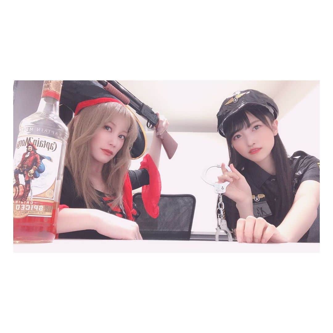 山崎エリイさんのインスタグラム写真 - (山崎エリイInstagram)「ㅤㅤㅤㅤㅤㅤㅤㅤㅤㅤㅤㅤㅤㅤㅤㅤㅤㅤㅤㅤㅤㅤㅤㅤㅤㅤ 今年のハロウィンはワイルド系...😈 ㅤㅤㅤㅤㅤㅤㅤㅤㅤㅤㅤㅤㅤㅤㅤㅤㅤㅤㅤㅤㅤㅤㅤㅤㅤㅤ 🏴‍☠️パイレーツVSポリス🚔 ㅤㅤㅤㅤㅤㅤㅤㅤㅤㅤㅤㅤㅤㅤㅤㅤㅤㅤㅤㅤㅤㅤㅤㅤㅤㅤ #ワルりかさんとワリイさん #Halloween #仮装 #阿部里果 さん #山崎エリイ #Erii」10月28日 19時56分 - erii_yamazaki