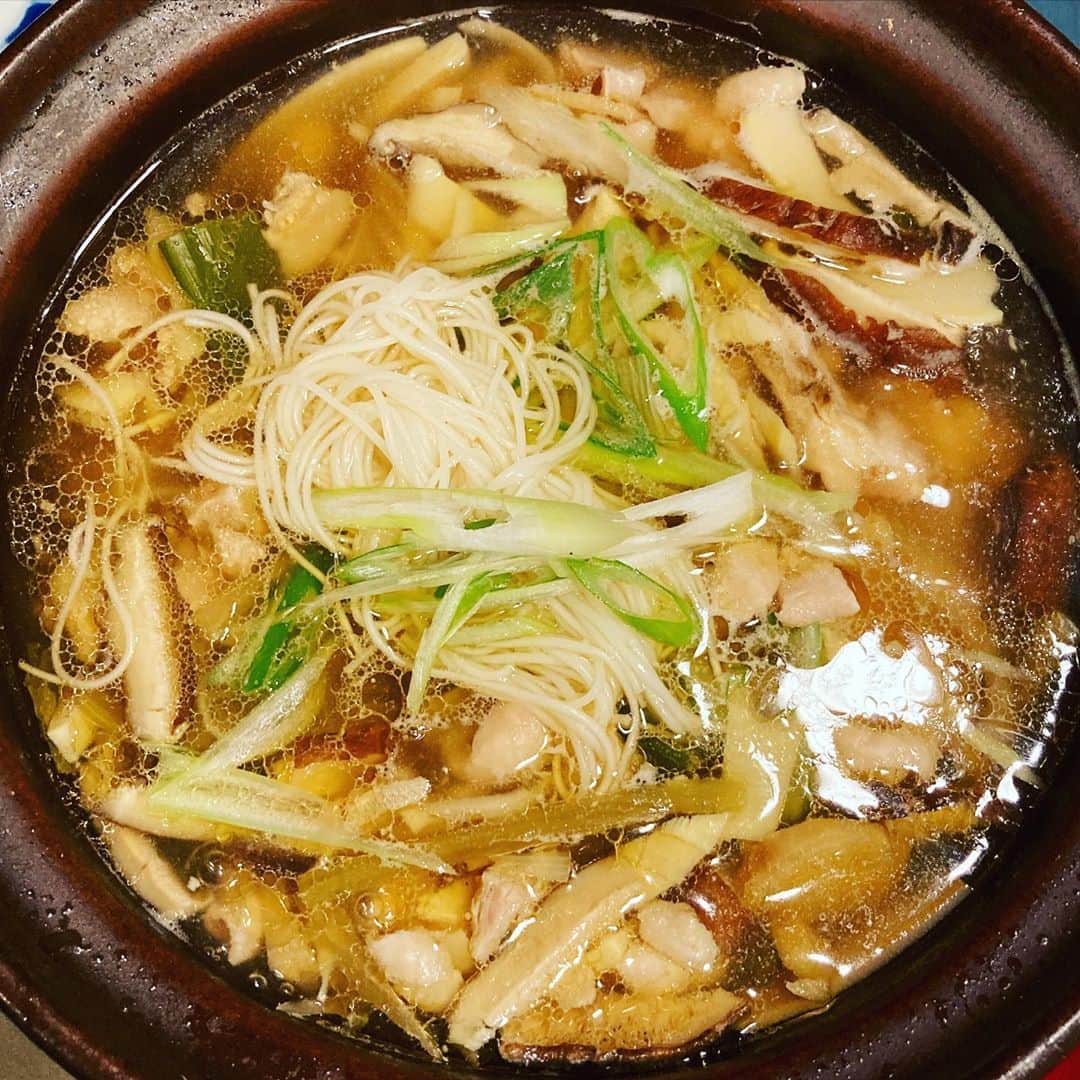 井上荒野のインスタグラム：「水曜日の夫作。栗原はるみさんの「すてきレシピ」(すごい誌名)という雑誌に載ってた、鶏と高菜の土鍋そば。あとは肉じゃが。おいしかったけど炭水化物率高すぎてお腹いっぱい…」