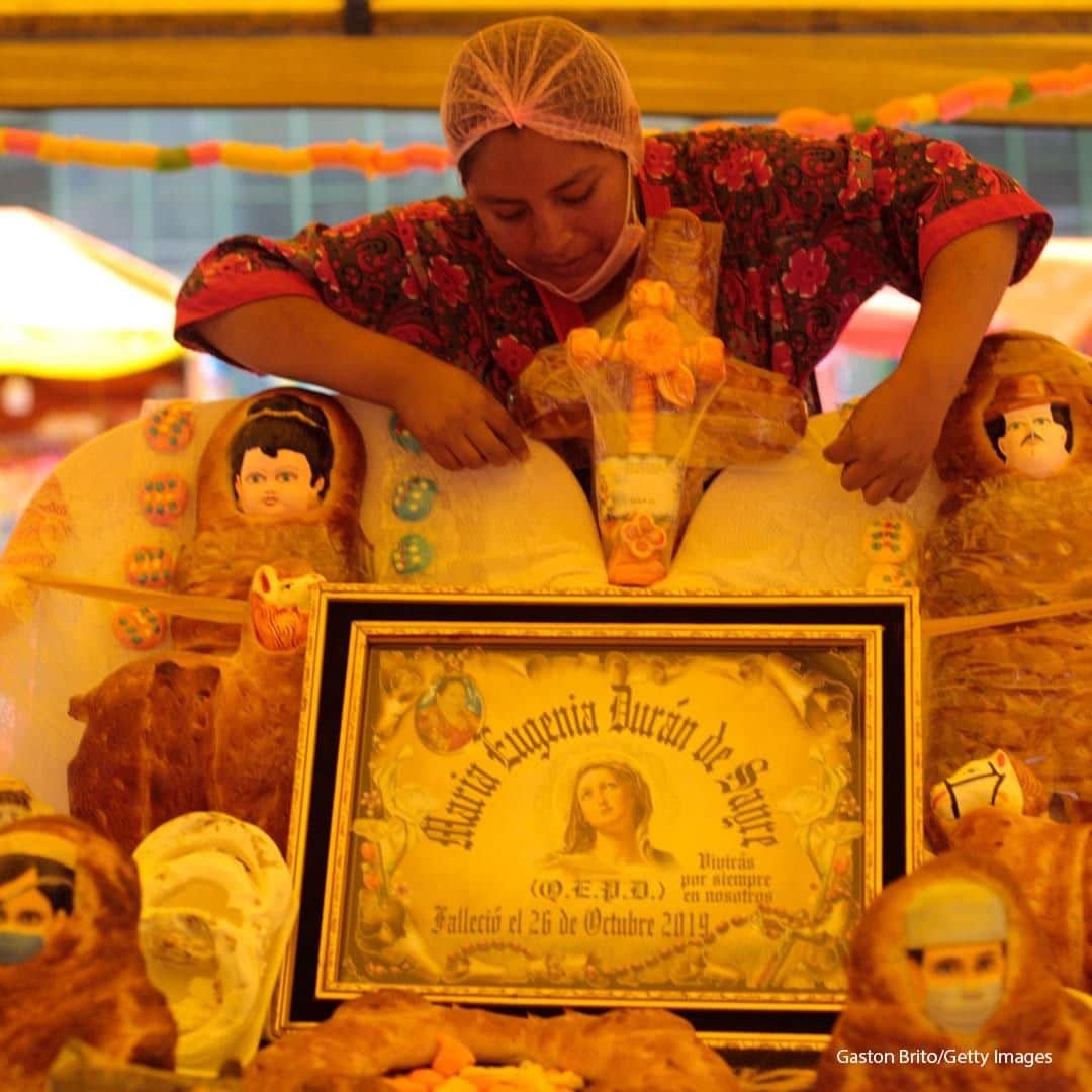 ABC Newsさんのインスタグラム写真 - (ABC NewsInstagram)「A woman decorates a float that is part of the All Saints' Celebration in La Paz, Bolivia on October 27, 2020 #dayofthedead #bolivia #discoverearth」10月28日 20時00分 - abcnews