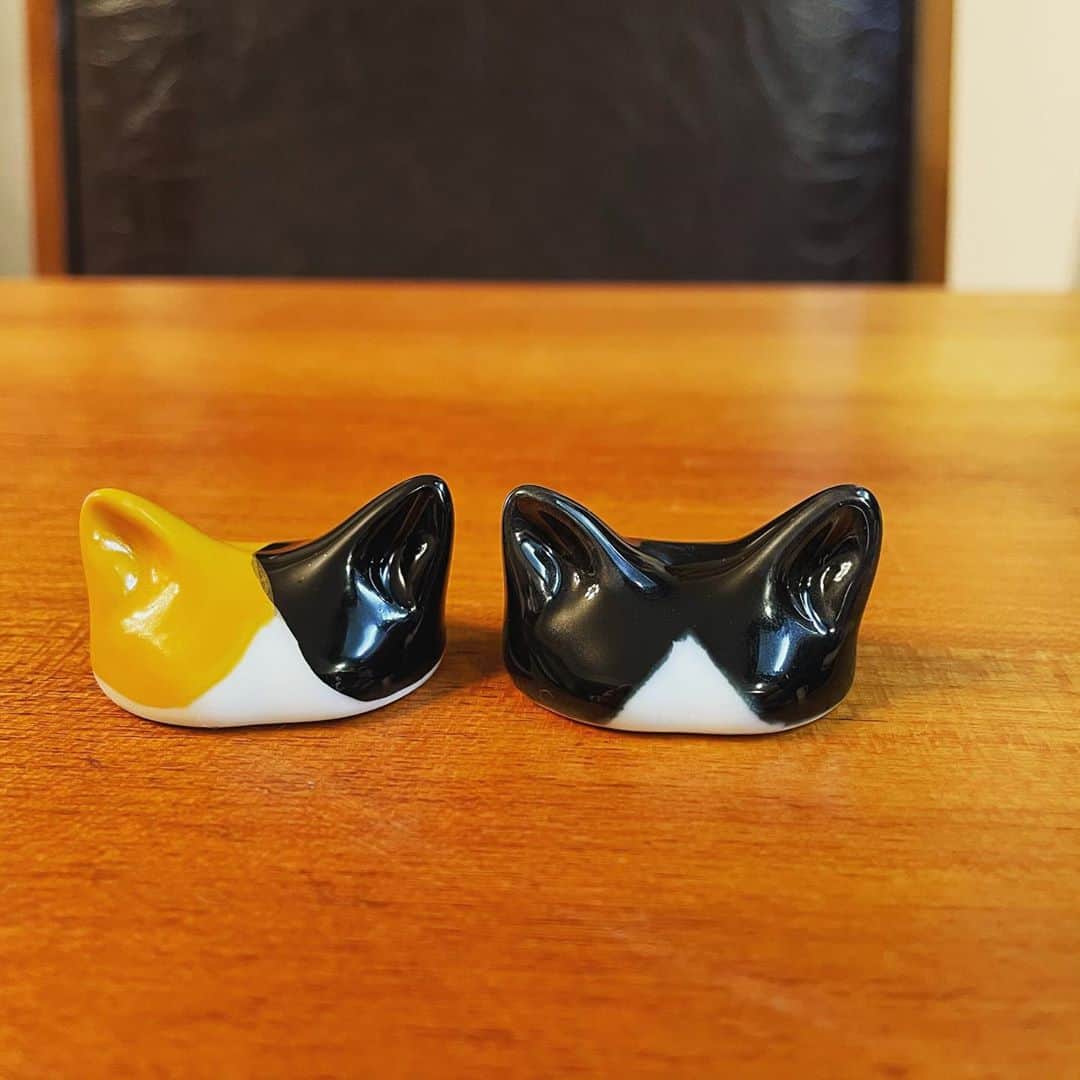 深瀬智聖のインスタグラム：「箸置き🐾🐈博多阪急でやっている猫フェスティバルで購入😊猫耳にリングをかけてリング置きとしても可愛いかも💍🥺それはそれはもうマニアックなお店がズラッと並んでいました笑！！猫の食パン🍞も気になったけど家に食パンがまだあるので断念😅  #猫フェスティバル #長崎の猫雑貨  #猫 #ねこ#cat #博多阪急 #箸置き #猫飼いたい #猫アレルギー　 #猫大好き」