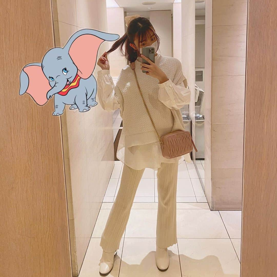 本島莉々果のインスタグラム：「﻿ ﻿ ﻿ Tops﻿ @snidel_official  Pants﻿ @murua_official  Bag @miumiu  Shoes﻿ Babypink ﻿ オールホワイトコーデ☁﻿ ﻿ ﻿ ﻿ ﻿ ﻿ #りりのふく﻿ #snidel #murua #miumiu #babypink #女子大生 #大学生コーデ #大学生ファッション #ホワイトコーデ #ニットベスト #ニットパンツ #ポニーテール」