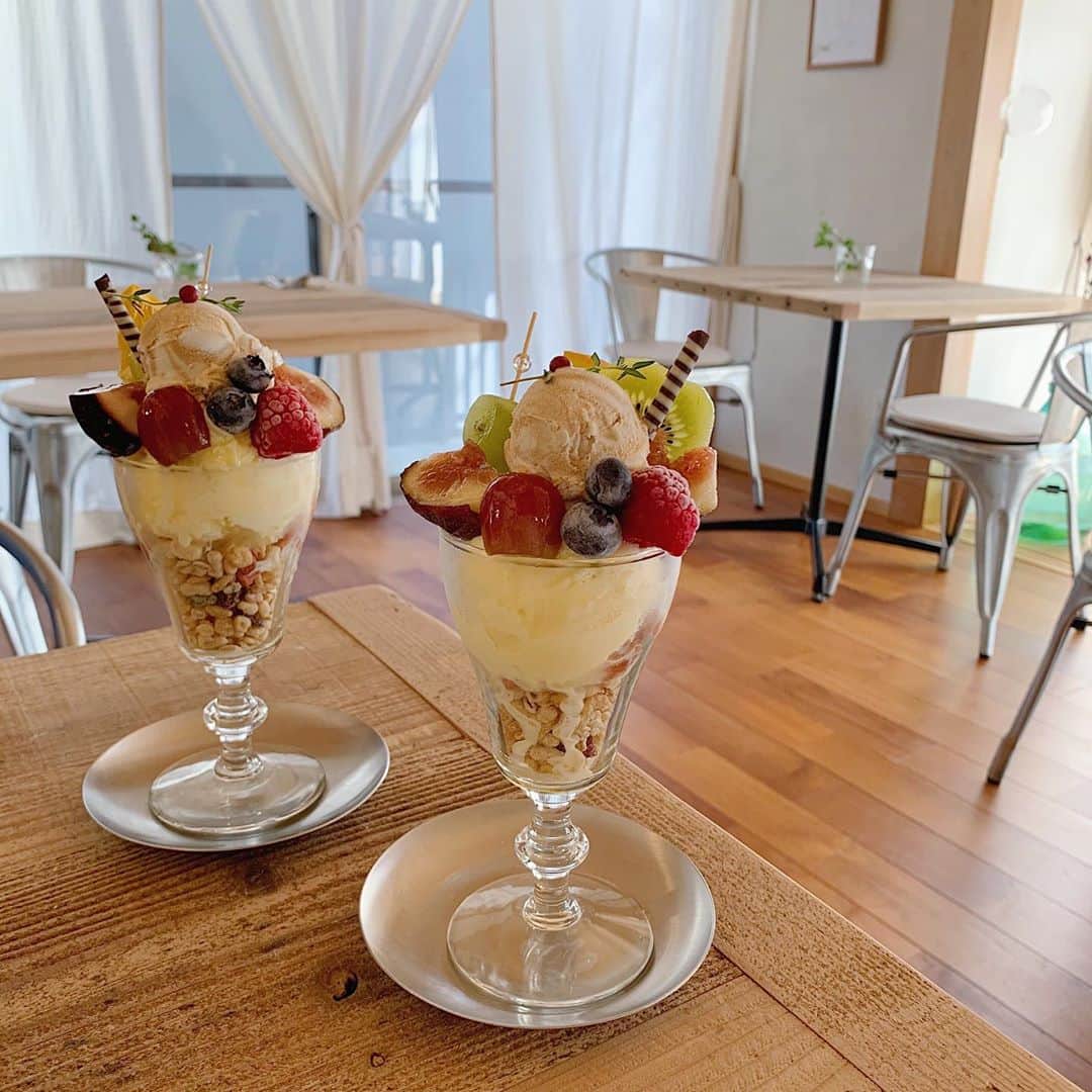 AKARIのインスタグラム：「#rochellecafe いちじくのパフェに惹かれて 浜松帰ったときに寄ったよ🍨💗」