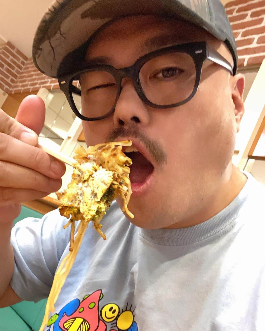 クロちゃんさんのインスタグラム写真 - (クロちゃんInstagram)「昼夜兼用ご飯  お好み焼き(麺少なめ)  イカ天入ってて、ブチ美味いけん！！」10月28日 20時12分 - kurochandesuwawa