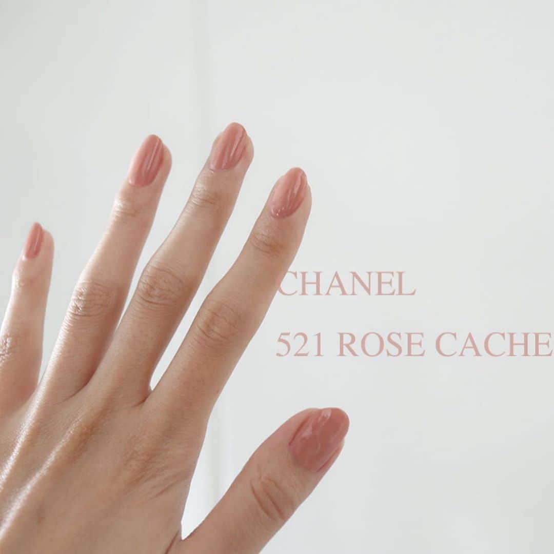 常岡珠希さんのインスタグラム写真 - (常岡珠希Instagram)「Today’s nail  #CHANEL #ヴェルニロングトゥニュ 521 ROSE CACHE(ローズ カシェ)  521は王道のピンクベージュです。中には繊細なパールが入っています。べた塗りでも光のあたる角度によって軽くツヤっぽく見えたりします。重たさもパールのおかげで感じません。  ピンクベージュ系のカラーネイルって、本当に沢山ありますよね。ただ、青みよりなのか、黄みよりなのか、くすんでいるのか、少し明るいのか、白み要素が強いのかなど…そういったちょっとした違いで、肌馴染み感が大分変わってきます。521は私がしているようにべた塗り1色でも可愛いですし、少しパキッとしたカラーと合わせて仕上げてもしっくり仕上がりやすいで  #コスメ #化粧品 #ネイル #セルフネイル #セルフネイラー #ポリッシュ #マニキュア #ネイルポリッシュ #ポリッシュネイル #ヴェルニロングトゥニュ521 #ローズカシェ #rosecache #nail #manicure #nailsmagazin #美活 #美容 #美意識」10月28日 20時12分 - tamaki.tsuneoka
