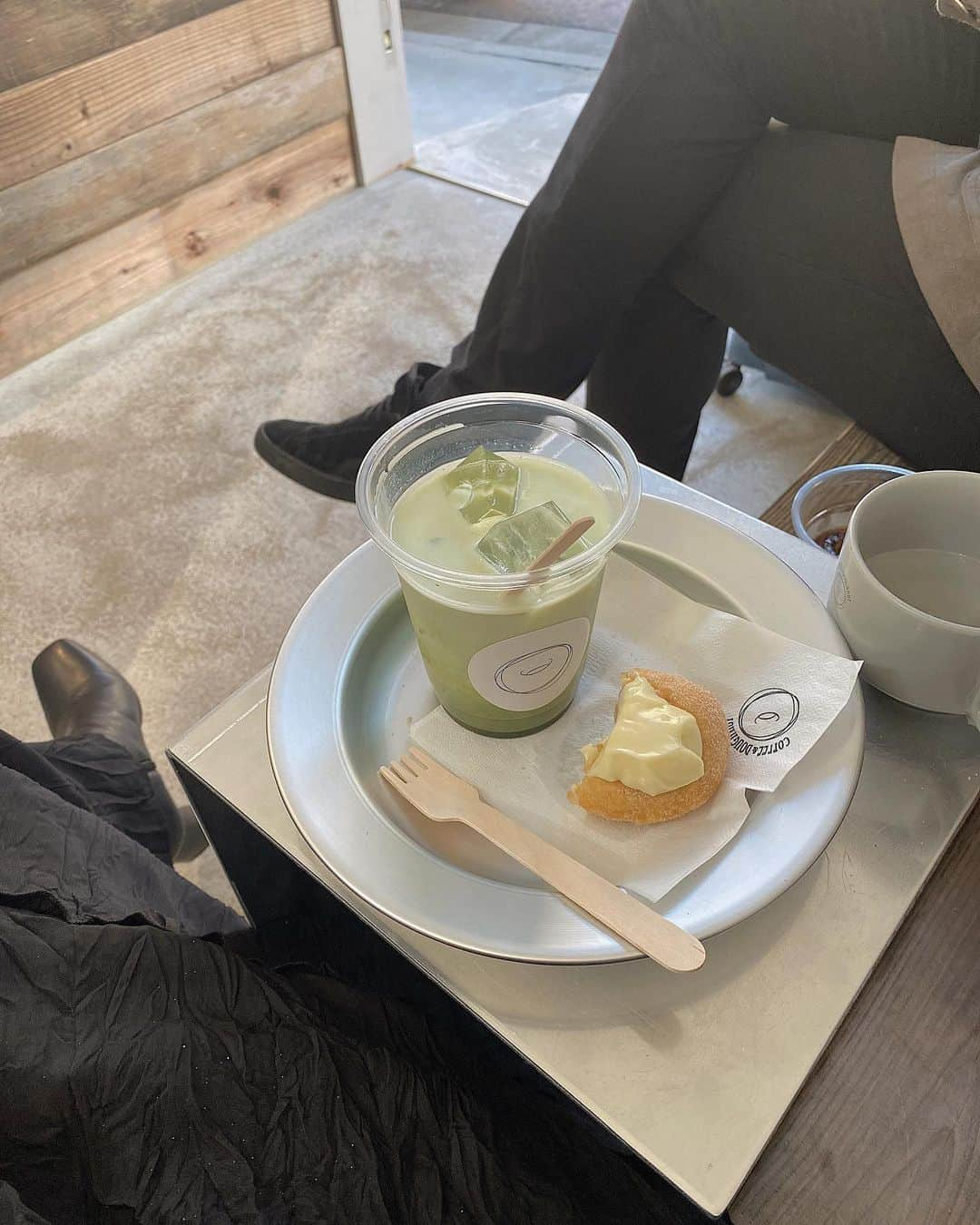 ᴱᴸᵞさんのインスタグラム写真 - (ᴱᴸᵞInstagram)「KYOTO 🍃 急遽時間ができたのでお茶🍵 ここのドーナツ美味しかった〜 ミスドでもカスタードクリームしか食べない人だから 尚更このカスタードのドーナツが自分好みでした🙋🏼‍♂️ 甘すぎないから何個でも食べれちゃうやつやったなぁ🍩 . #loosekyoto #京都カフェ」10月28日 20時15分 - diary___ely