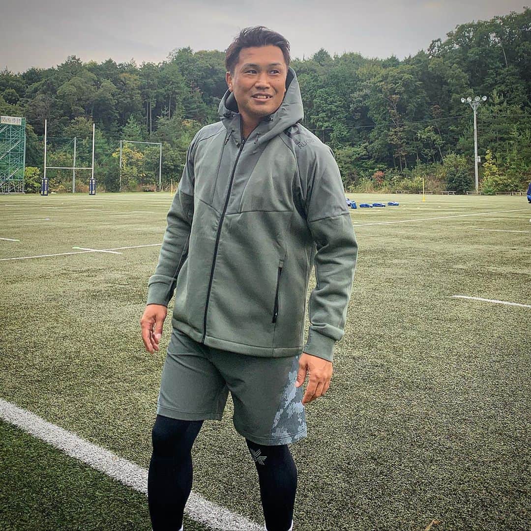 のインスタグラム：「今シーズンのカンタベリーウェアはオリーブ色でまとまっています(^^)着心地最高‼️グラウンドやジム、オフザフィールド、日常生活と幅広いシーンで着用が可能なんです^_^  #canterbury  #カンタベリー #goldwin  #大西将太郎」