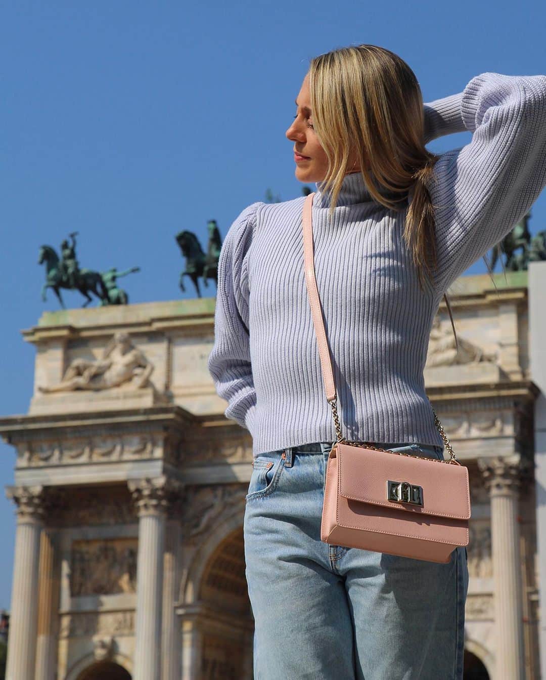 フルラさんのインスタグラム写真 - (フルラInstagram)「"The best part is when I focus so much that I become my breath". @ambrasana, here wearing her Furla 1927, gave us a glimpse of her fascinating way of life. Watch the full video via link in bio.  #thefurlasociety #furlafeeling #newcollection #furla #accessories #fashion」10月28日 20時25分 - furla