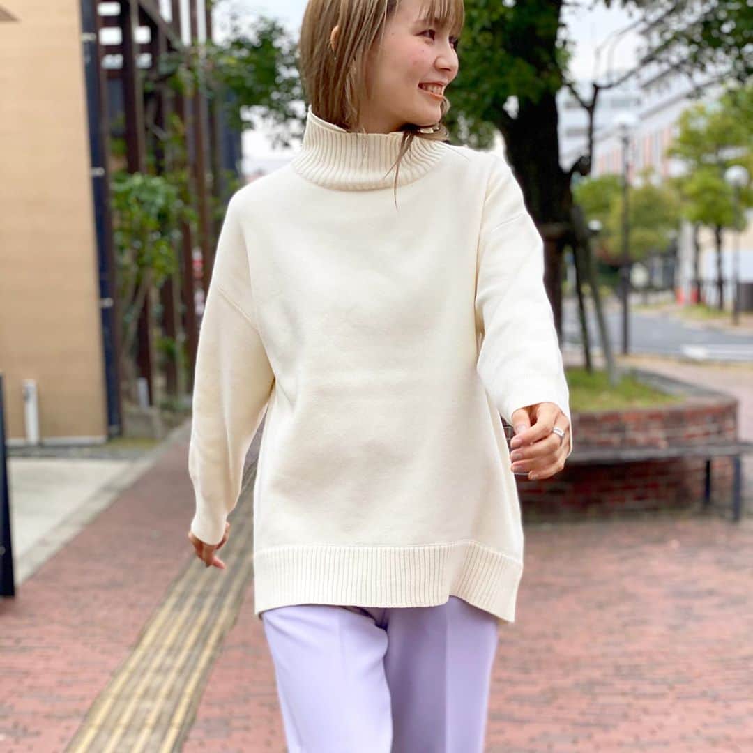 松田 美奈子のインスタグラム：「本格的にニットの季節〜🧶 今日は洗えるニットの撮影しました🧚🏻🌿 . わたしが着たのはトップスタイプ🌿 ☑︎洗えるから気にせずごはん食べいく時も場所気にせず行けるのが1番嬉しい🥰 . 路面店では販売中で、web shopでも準備中です😌💕 #洗えるニット」