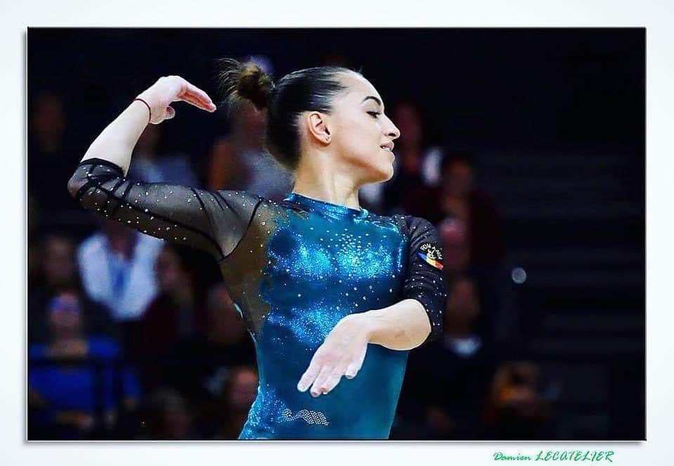 ラリサ・ヨルダケのインスタグラム：「Gimnastica m-a învățat să fiu o persoană... pozitivă 😉! Așteptam un test pozitiv la verificarea de la Izvorani unde trebuia să concurez pentru prima dată după 3 ani! Pregătită, cu ambiție și multă determinare alături de antrenorii mei.  Eram gata să mă ridic, să lupt pentru visul meu! Așa voi face și acum... după un test pozitiv la COVID -19.  M-am izolat  acasă pentru două săptămâni, pentru a ramâne sănătoasă și pentru a reveni în parametrii normali, pentru a-mi putea relua pregătirea liniștită. Mă simt bine, am o stare generală  fără simptome grave, simt doar o mică răceală pe care o voi trata așa cum mi-a recomandat medicul.  Îmi pare foarte rău pentru aceasta veste... ajunsesem în formă, gata de a arata tot ce am muncit în aceste ultime luni.  Viata mi-e un pic dată peste cap. Dar o gimnastă știe cum să se dea peste cap și să aterizeze în picioare, nu?! O să am grijă de sănătatea mea, îmi doresc liniște ! Ceea ce vă doresc tuturor! • PS... Sper să ne vedem la Nationale!」