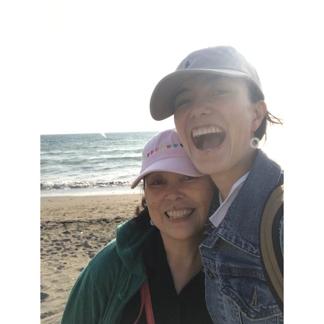 小野りりあんのインスタグラム：「【資本主義とママ】﻿ ﻿ 最近ね、資本主義について考えてるんだ﻿ ﻿ 資本主義社会って﻿ もっと得る事で幸せになれますよー﻿ ってメッセージが強い世界。﻿ ﻿ コレをやると…﻿ もっと賢くなるよ﻿ もっと権力を得るよ﻿ もっと美しくなるよ﻿ もっと強くなるよ﻿ もっと人気になるよ﻿ もっと社会で認められるよ﻿ もっと…もっと…と。﻿ そうやって﻿ お金を使うことやお金を生むことを﻿ 励まされて﻿ お金がいっぱいないと﻿ 幸せになれないんじゃないかと﻿ 錯覚するし、﻿ 消費が促されることで﻿ 環境破壊のループの一部に﻿ 消費者も、生産側もなってしまってると感じるよ。﻿ 環境破壊も進み過ぎて﻿ 限界にきちゃってる中、﻿ 世の中見渡すと知らぬ間に﻿ お金に人の幸せの主導権を握られてないかな？﻿ 私たちは自由なの？ってなるの﻿ ﻿ 私がコレらの情報に踊らされない訳じゃないし﻿ 消費することで喜びも感じてきたよ。﻿ だけど、ママは﻿ 全然そう言った情報を相手にしない人なんだよね。﻿ ﻿ 彼女は、なんと言ったって﻿ 筋金入りの「もったいない」ことが嫌いな人﻿ ﻿ 好きなことが﻿ 最低限揃っていたらそれで充分幸せらしい。﻿ 散歩道でみつけた﻿ 誰もあまり目につかないところに﻿ 綺麗に咲いてる花を摘んで飾ったり﻿ 着る服は、姉と私のお上がりばかり。(お下がりの逆らしい)﻿ 図書館から好きな本を借りて楽しそうに読んでるし。﻿ (あと、Netflix とprimeビデオ(笑))﻿ 自分の好きな食べ物つくって美味しい〜と喜ぶ人。﻿ 必要最低限、自営業で働いて。﻿ たーくさんある休みの時間を大好きなことに費やす。﻿ 旅もよく行くけれど全然贅沢に興味がない。﻿ ﻿ 本当、必要最低限しかお金を使わない。﻿ それが彼女のナチュラルな姿。﻿ (物欲がない分、毎年プレゼントに困る。)﻿ ﻿ 書ききれないけれど、﻿ 本当人生やりたいことやって満足して生きてる感じ。﻿ そう感じる為に﻿ 特にお金もモノも必要無いんだなとみせてくれる人。﻿ ﻿ 後ね、余裕がある。いいなーって思う。﻿ 好き嫌いハッキリして、好きなことしかしない。﻿ ﻿ 自然が好きで、ちょっとしたことに喜びを感じれて、﻿ 社会の様々な抑圧についても色々考えていて﻿ 自分なりのスタンスで向き合い取り組んでいる。﻿ 私とアートの趣味も似てる母は、﻿ 私の話も姉の話も本当によく聞いてくれる。﻿ (昔、反原発運動参加して政治家に絶望したのが原因で、政治の話とかはあまり聞いてくれないけれど…笑)﻿ ﻿ 私が資本主義社会を﻿ 枠の外からみる目ができたのは﻿ 母のおかげだな〜って思う。﻿ 私も自分らしく生きよーって思える。﻿ ﻿ コロナから﻿ 元の社会に戻ることはない今。﻿ 資本主義社会が壊れつつある今。﻿ ﻿ その次の時代で﻿ 幸せに生きるヒントが﻿ 彼女の人生をみてると見え隠れするよ。﻿ ﻿ 私は、お金は﻿ 必要最低限の道具であって﻿ ﻿ 最優先にしたいのは﻿ 人、自然、生き物﻿ との繋がりと知識経験だな〜﻿」