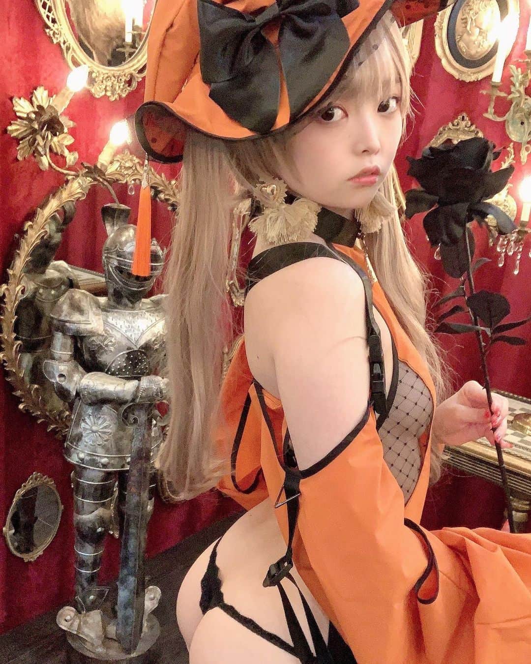 柳葉ころんさんのインスタグラム写真 - (柳葉ころんInstagram)「魔女の撮影してきたよ🧙‍♀️  #M企画 #魔女コスプレ #近代魔女 #cosplay  #cosplaygirl  #コスプレ #ハロウィン #haloween  #japanesegirl」10月28日 20時20分 - koronsuiclinic