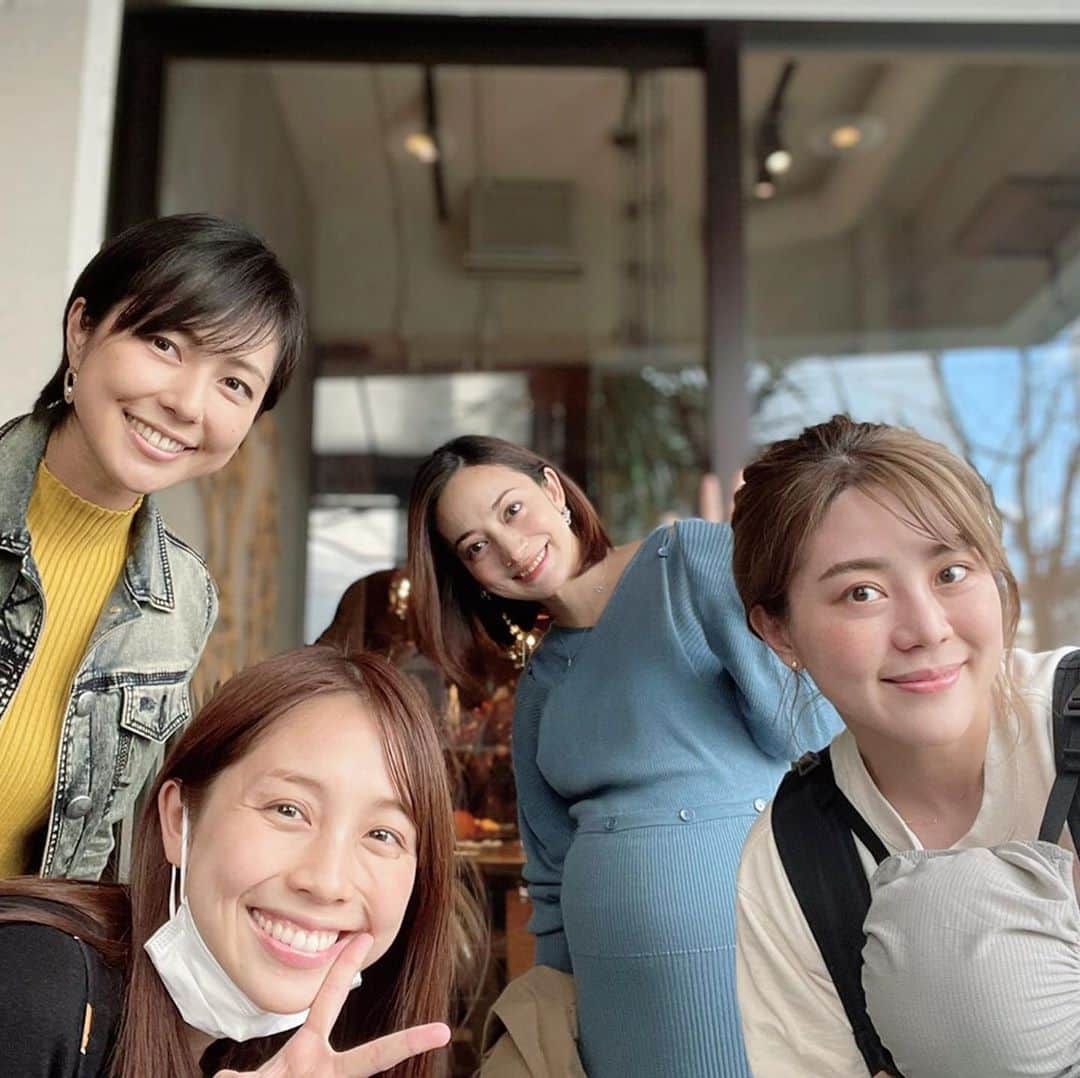 英玲奈のインスタグラム：「#ブランチ　メンバーでランチ。 みんな子育てや仕事が忙しくてなかなかスケジュール合わないけど、 今回はこのメンバーで集まれました！  しほちゃんの息子くんとは初めまして！ ニヤニヤしながらちょっと触ってきたりして、これはモテモテ男子になる予感がしたよ🥰  予定日が近くてお腹の大きさが同じくらいの、 @akiesuzuki0312  あきえの息子くんとは2回目だったんだけど、いつでも人見知りせず一緒に遊んでくれるんだ╰(*´︶`*)╯♡  @tachikawa_eri  ちゃんはもう４人のママで頼りになる大先輩！ 相変わらずママとは思えないスタイルの良さと美しさ！ ショートがすごく良く似合ってた^_^  妊婦になってから、 何人も育ててる人って本当にすごいなぁと実感してる。  先輩ママが沢山周りにいて本当に心強い！！  #ランチ　 #妊娠9ヶ月」