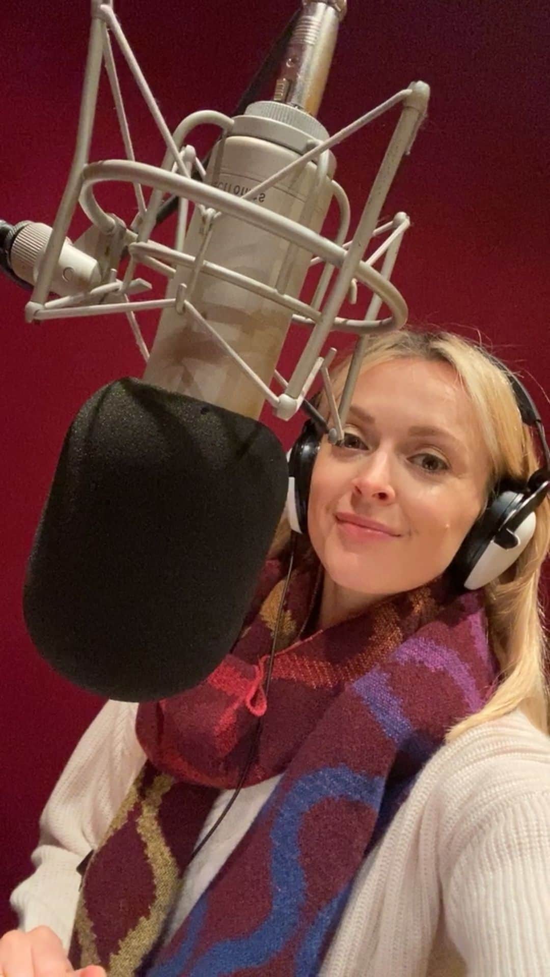 ファーン・コットンのインスタグラム：「Recording the audio version of Speak Your Truth today. Hope my voice holds out. Speak Your Truth coming at you in 2021.」