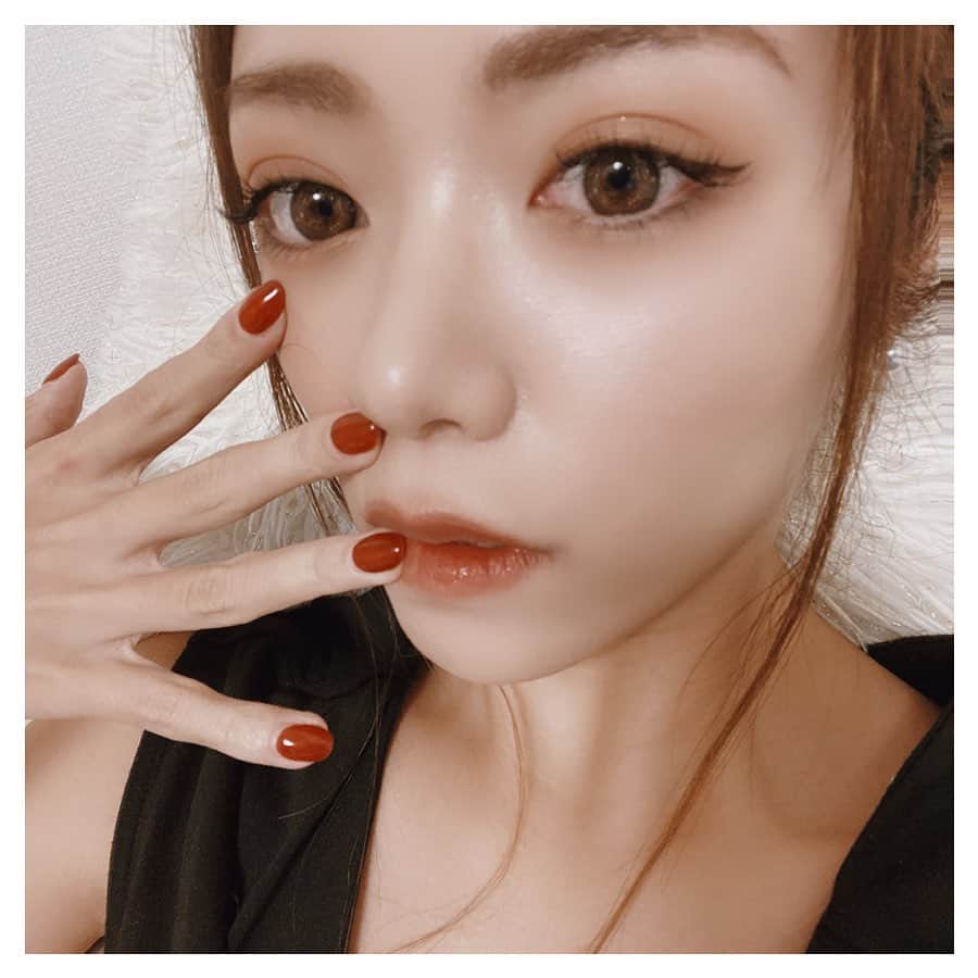 ARIKAのインスタグラム：「お気に入りNAIL💅🏼 . ボルドーは指が綺麗に見えるから 毎年必ずするカラー❤️ でもこんな可愛いネイルができるのも 今のうちだけかな(´・ω・｀)寂 来月から新しい事に挑戦するので…✨ . #nail #red #new #color #workout #makeup #hair #me #girl #swag #l4l #love #selfie #bestoftheday #followme #東京 #写真好きな人と繋がりたい #お洒落さんと繋がりたい #犬 #フォロー#寫真 #攝影日常 #粉我 #漂亮 #時髦」