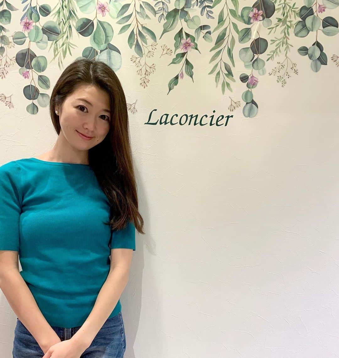 花田浩菜のインスタグラム：「前回に続き #産後ダイエット 事情その2⚖ . . #おうちトレーニング をはじめて1ヶ月ほど経った今、すごーーーく痛感しているのは骨盤の歪みとむくみ、便秘はスタイルアップするにあたって本当〜に大敵！ということ。 #筋トレ しててもこれは別の角度からアプローチしないといけないので、食べ物やマッサージ、ストレッチ、全部大切。 それでも自分の力でどうにもならないものはグッズやサプリ、プロの力に頼っています🙇‍♀️ （元々面倒くさがりだし、1番確実！） . 特に骨盤のケアはプロにお任せするのが1番と思っているので、骨盤ケア&脂肪のケアも同時にできるダイエットに最適な @laconcier さんへ。 骨盤矯正&キャビテーションで自分ではなかなか落としにくい前ももの張りやお尻〜太ももラインをがっつり掛けて頂きました！ カウンセリングが本当に丁寧で、セルライトのできるメカニズムやダイエットの知識などを丁寧に説明して下さって、 短期間でどのくらい落としたいという目標がある方にも体質診断をして自分に合ったダイエット方法も提案してくれるので、という#プレ花嫁 さんにも良さそうだなと思います👰 別々に通わなくて整えて流してくれるのは本当にありがたいサロンです✨ 凝り固まった立派な前ももとお尻のラインも一回で柔らかくなってくれて嬉しい限り😭 . . #反り腰 &#O脚 の私。 今の目標は骨盤を正して まっすぐ脚&ヒップアップを頑張りたい💪✨ママになったからしょうがない、じゃなくてママになってより綺麗！を目指して自分に自信が持てるように頑張りたいと思う今日この頃です🥺💕 . . #ラ・コンシェル #キャビテーション #ハイパーナイフ #ダイエット #骨盤矯正 #プレ花嫁 #田園都市線 #産後ダイエット #pr #ママ美容 #2児ママ #男の子ママ #女の子ママ #新米ママと繋がりたい #赤ちゃんのいる生活 #宅トレ #diet #l4l #happy  #happydays」