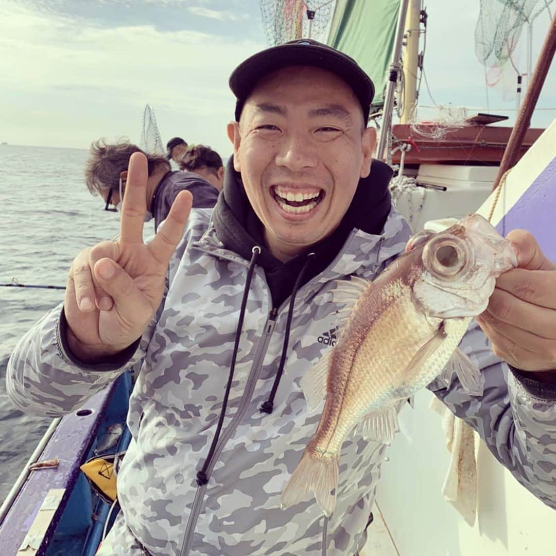 のインスタグラム：「『シロムツ』２日連続で船釣り！今日は相模湾でアカムツ(のどぐろ)を釣ろうとトライしたけど、シロムツしか釣れなかった(;-ω-)ノ　キャッチアンドイート！美味しくいただきます♪  #シロムツ #相模湾 #釣り#船釣り #レギュラー松本 #あるある探険隊 #笑顔　#乗り合い船」