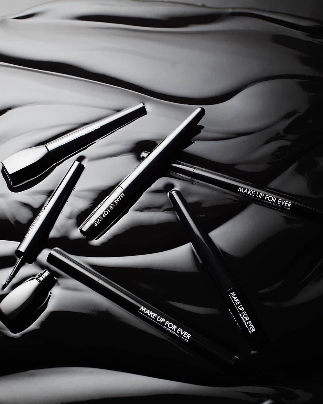 MAKE UP FOR EVER OFFICIALさんのインスタグラム写真 - (MAKE UP FOR EVER OFFICIALInstagram)「All BLACK everything!⁣ ⁣ Redefine your look with #GraphicLiner and #InkLiner – Long lasting precision on the go! ⁣ _⁣ ⁣ #GraphicLiner⁣ #InkLiner⁣ #makeupforever」10月28日 20時25分 - makeupforever