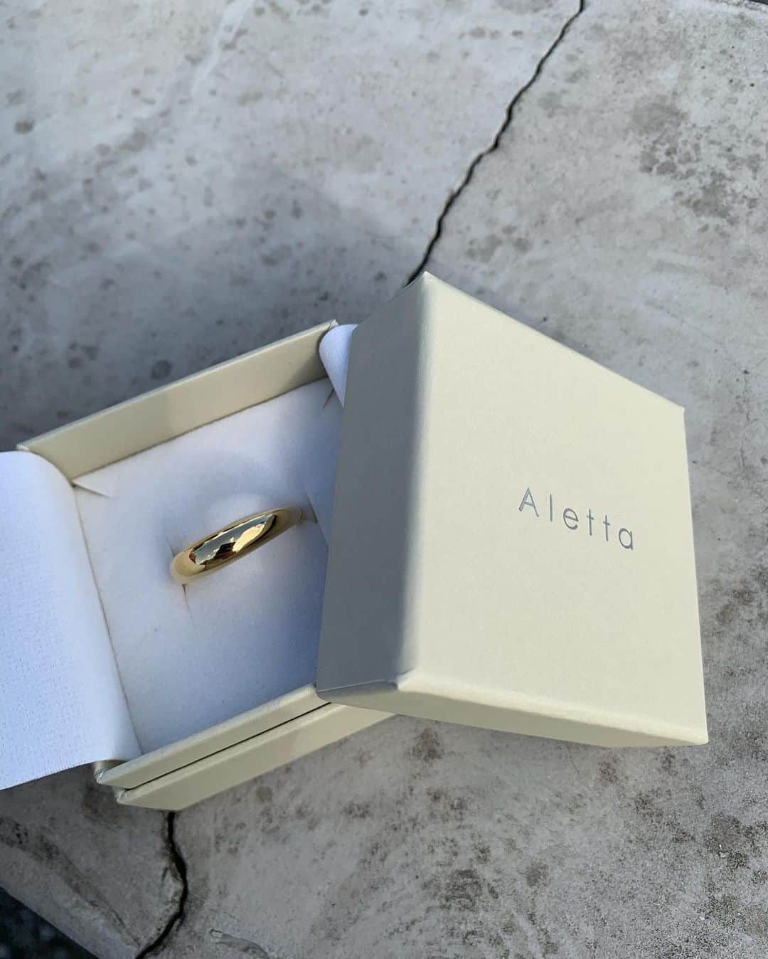 Mie Kawanoさんのインスタグラム写真 - (Mie KawanoInstagram)「最近気分がgoldなので 新しく @aletta_jewelry_official のRingをお迎え𓂃𓂂 ぷっくらしたシルエットがお気に入り♪ その日の気分で中指や親指につけてます𓃈 #aletta #alettajewelry」10月28日 20時28分 - cota_ra