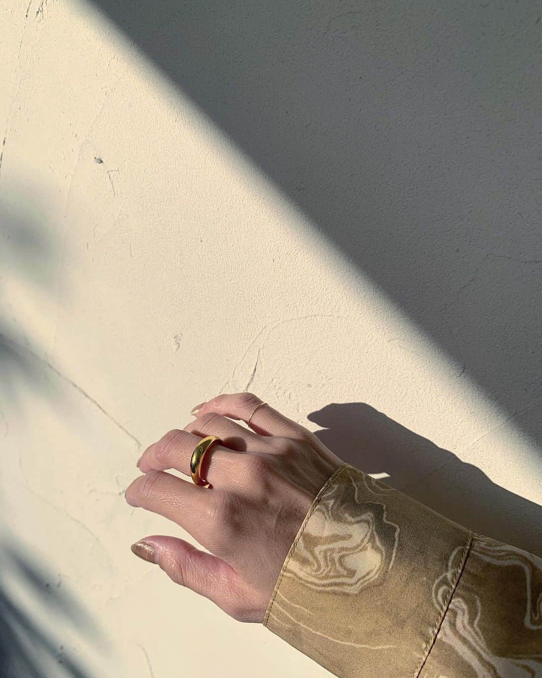 Mie Kawanoのインスタグラム：「最近気分がgoldなので 新しく @aletta_jewelry_official のRingをお迎え𓂃𓂂 ぷっくらしたシルエットがお気に入り♪ その日の気分で中指や親指につけてます𓃈 #aletta #alettajewelry」