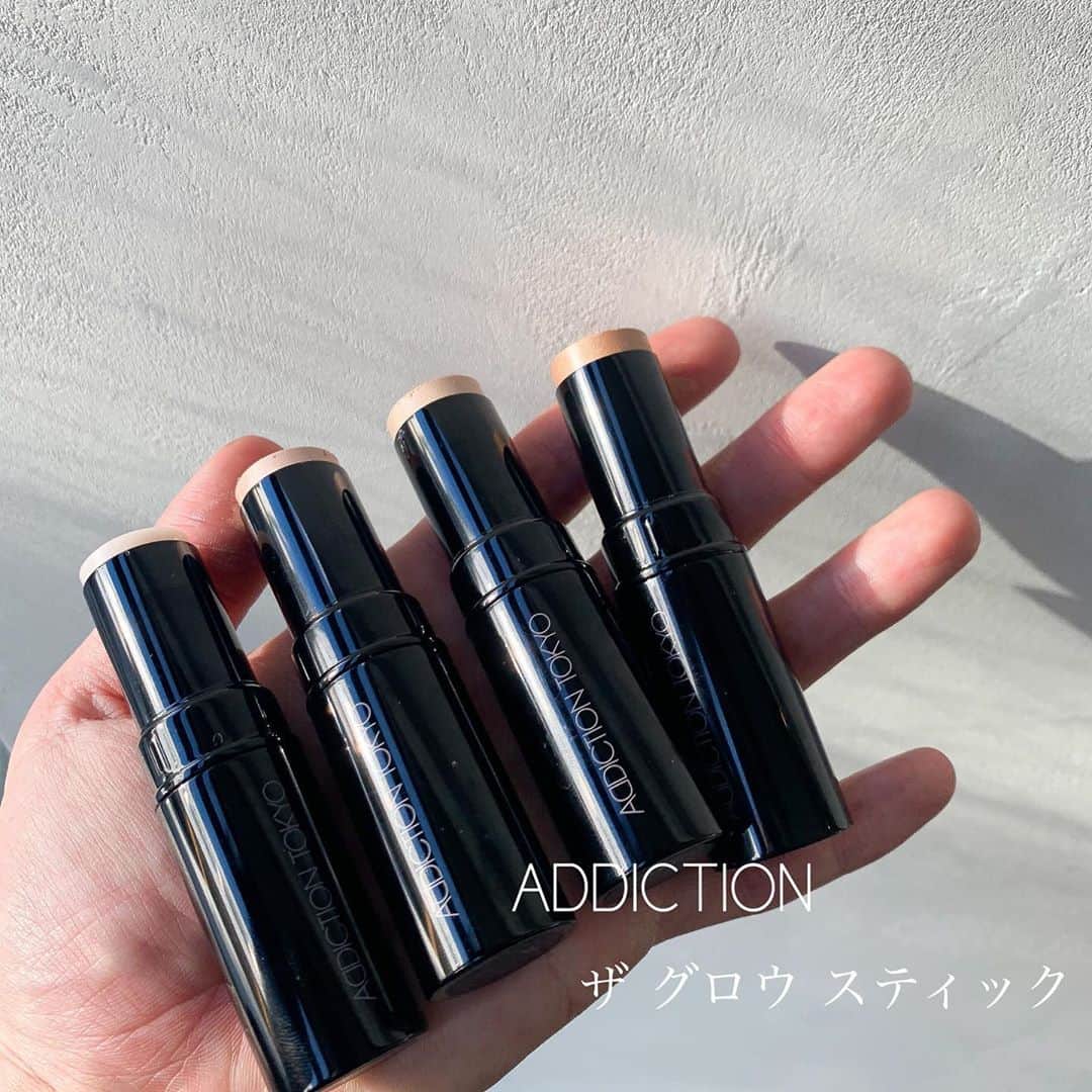 大木光のインスタグラム：「ADDICTION ザグロウスティック swipe→→→ 繊細パールな艶、潤い感じる艶、 色味のニュアンスを選べる艶 ファッションを着替える様に色々なシーンで使いこなし 日々の毎日に煌きをプラスする。 日中の光、夜のライティングでもお顔に艶と潤いを与え綺麗に見せてくれるハイライトです！ ##addiction#アディクション #ハイライト#スティックハイライト #イエローベース#ブルーベース #メイク #アイメイク#アイシャドウ #アイシャドウパレット#コスメ #コスメ好き#コスメ好きさんと繋がりたい」