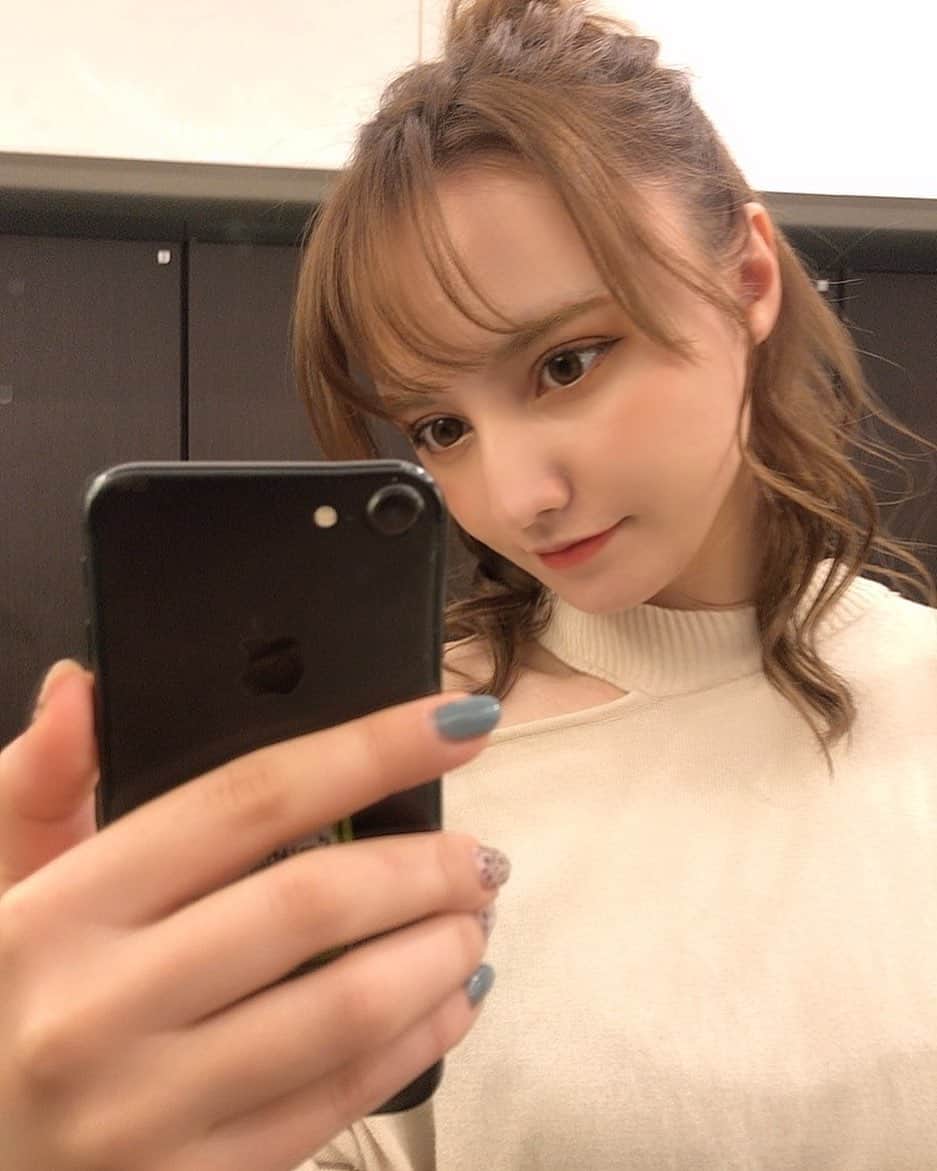 ニーナのインスタグラム：「ハーフアップお団子❤️  最近は普通のハーフアップじゃなくて お団子にしてもらってる🎑」