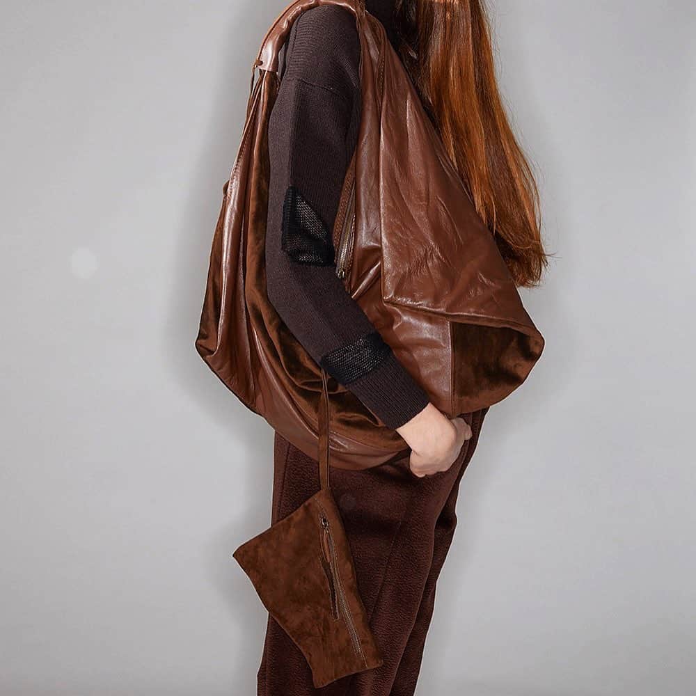 コレクションプリヴェのインスタグラム：「Brown palette  collection PRIVĒE? FW 20-21 #collectionpriveeofficial  • • • • #newcollection #fw2021 #collectionpriveeaccessories #totallook #leatherandsuede #womensaccessories #brown #palette #totallook #fashionista #iconic #madeinitaly #bag #suede #lookbook #softnappa」