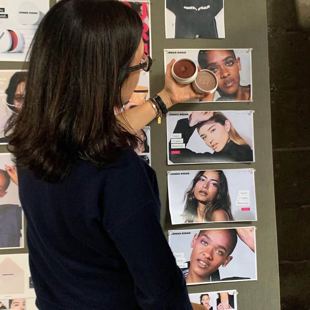 ボビー・ブラウンのインスタグラム：「2 days in. So thankful for all the good wishes. Texts, DMs , insta comments, emails and even some surprise phone calls. Now the work begins. How to figure out the best way to teach everyone how to choose the best color balm. The good news it never looks ashy or orange. But as my friend Amy said she’s been wearing bronze and putting dusty rose on her cheek for blush and tawny on her eyes and lips. But loves the no color so much because it brings her skin to life. Yup. Keep the questions coming. That’s how I learn. #happydance @jonesroadbeauty. Available exclusively at jonesroadbeauty.com.」