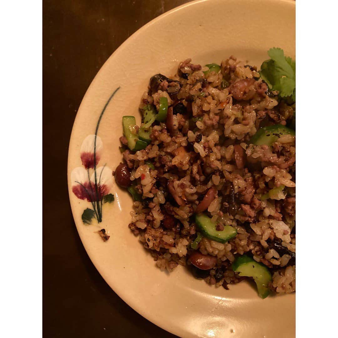 journaleatripのインスタグラム：「left me with her favorite left recipe  宴の後 作りきれなかった食材を置いてゆき作り方を口頭伝授していった友人。 何でも黒豆は炒った後茹でたということで黒豆とは別に煮汁も1本ついてきて一緒に全て煮込むとの事。 そしてレタスで包んで頂く。  翌日、友人が丁寧に時間かけて 黒豆を炒ったのだろうなーと愛しく想像しながら作り、残り物の胡瓜のスパイスナムルを添えて頂く。 ん？ これはもしや？と続けて 胡瓜と一緒に炒めて炒飯に。 残っていた浜納豆も少し加えて あら。 楽しいぃ。 料理家、渡辺やすくんの作ってたふーみんオマージュ炒飯？ よっちゃん有難う」